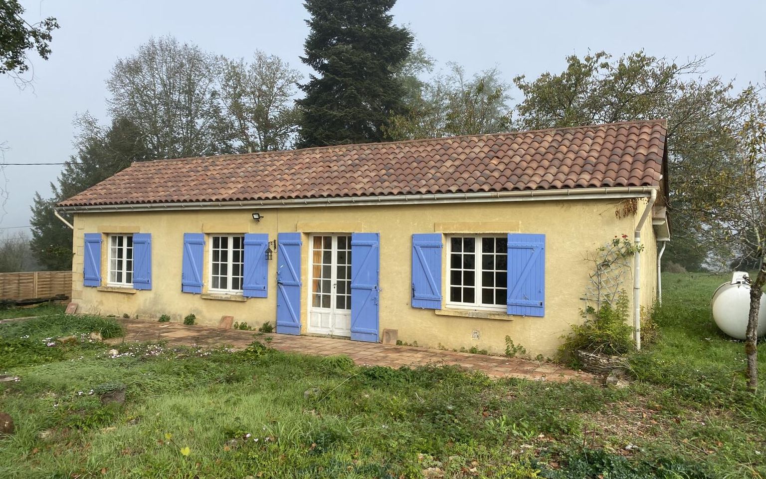 Maison de plain-pied avec grand terrain et ancien séchoir à tabac
