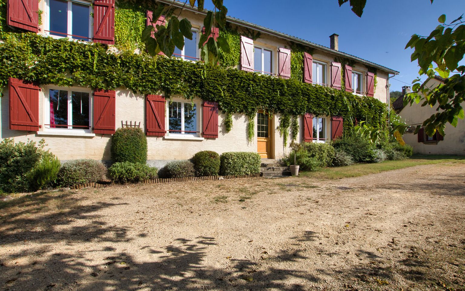 10 minutes de SARLAT - Au calme avec vue imprenable ! Maison de famille avec gites piscine et dépendances