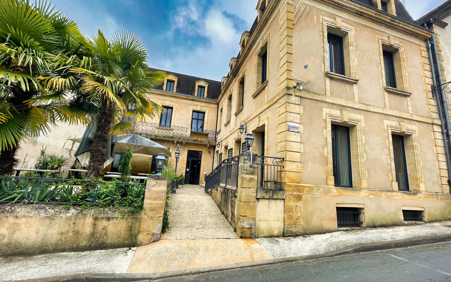 IMMEUBLE EN PIERRE A RÉHABILITER
