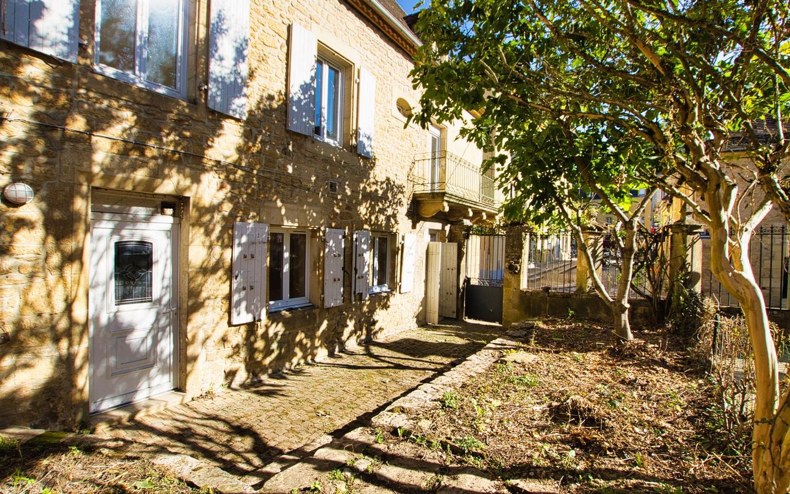 CENTRE VILLE SARLAT - Appartement et local avec jardin et terrasse