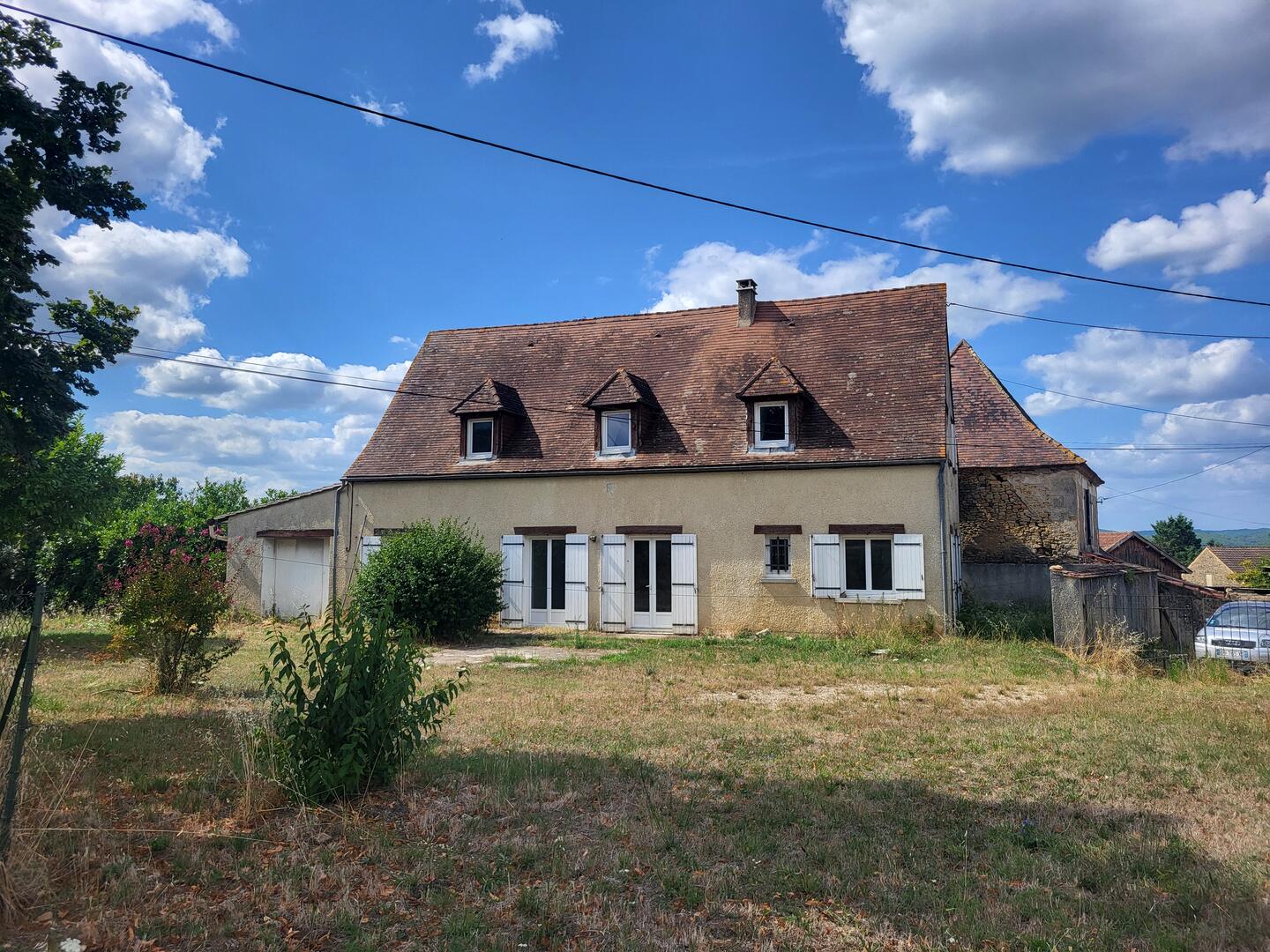 Maison d'habitation en pierres avec 4 chambres et garage sur son terrain