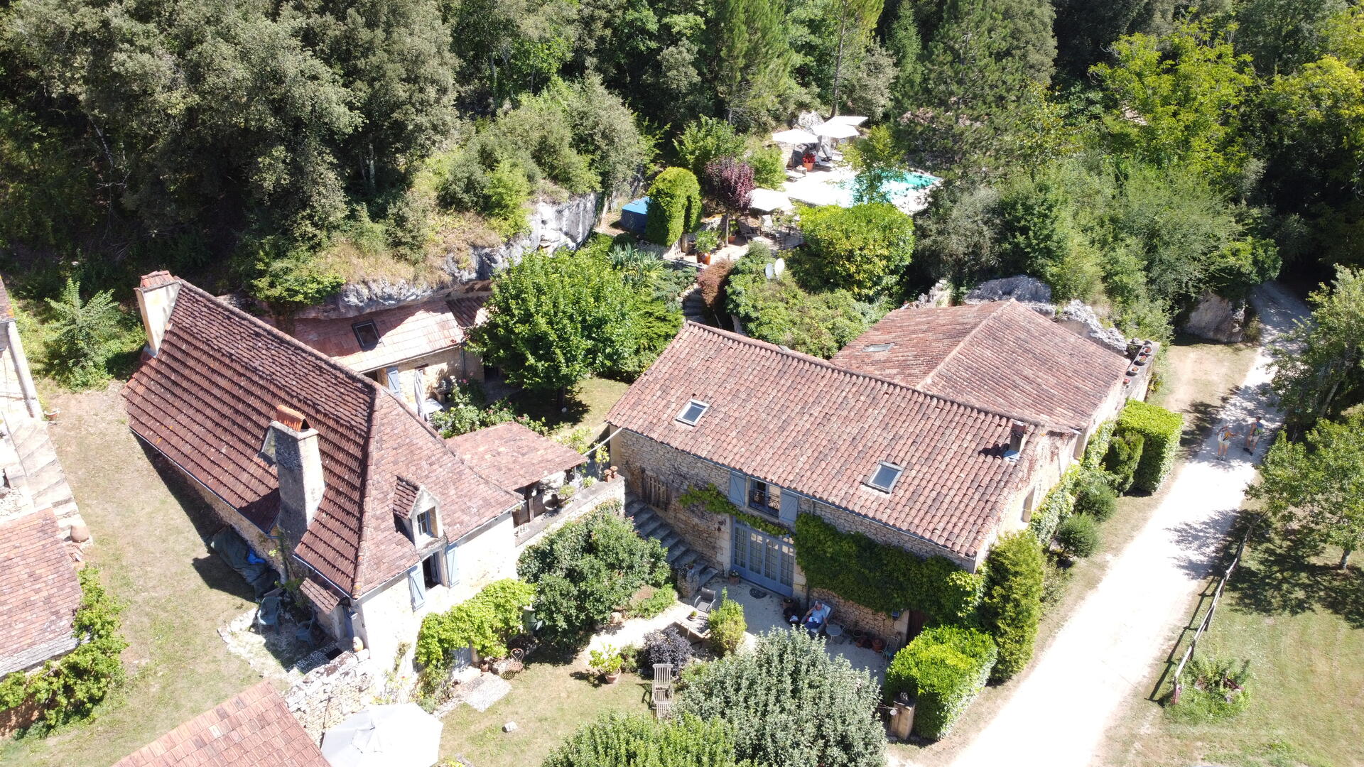 Maison du 18ème siècle magnifiquement restaurée avec gîte, chambre d'hôtes et piscine
