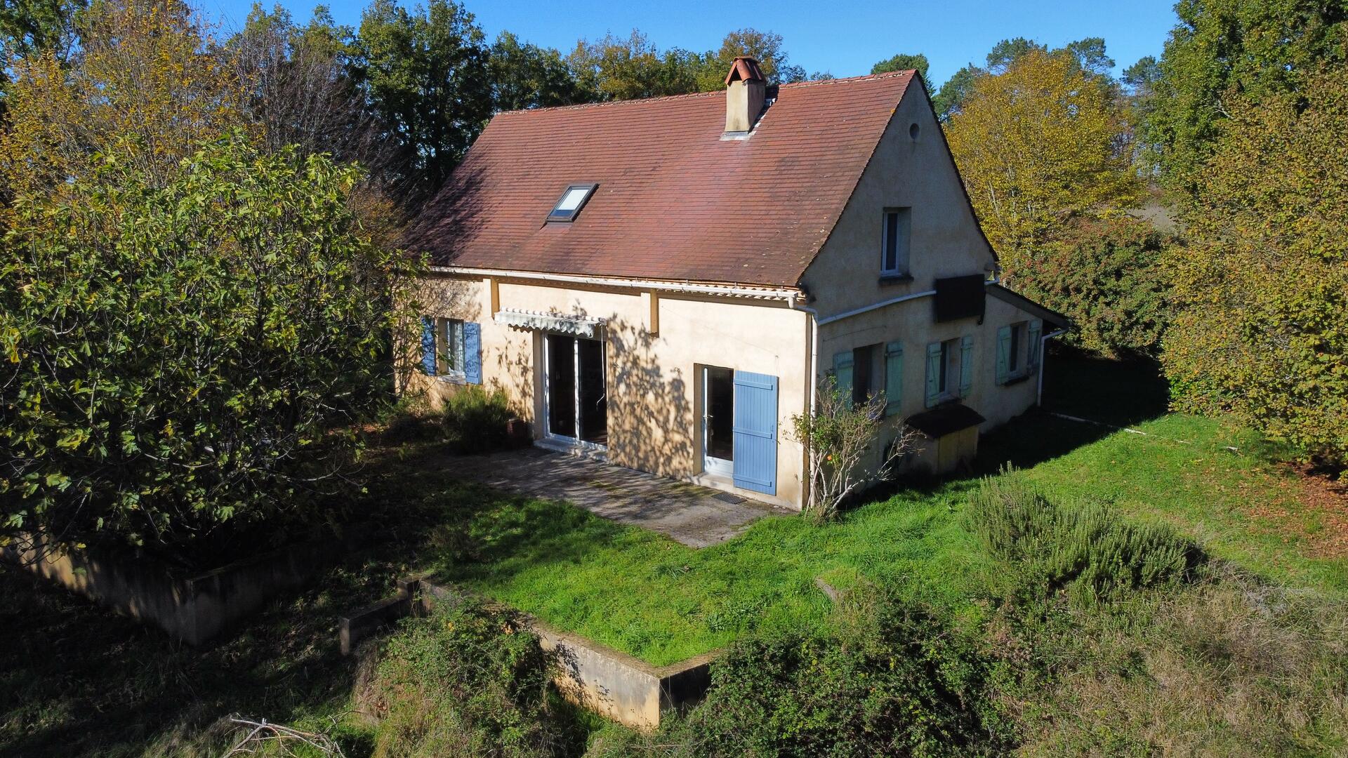 Périgord Noir, maison des années 2000 avec 3 chambres sur 3000m². Au calme à 10 minutes de toutes commodités.