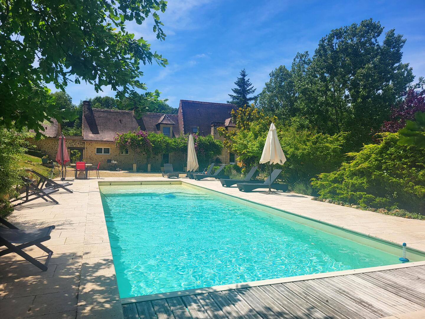 CHARMING STONE 6-BEDROOM PROPERTY NEAR LES EYZIES. MAIN HOUSE & GUEST HOUSE. SWIMMING POOL. PEACEFUL LOCATION OF 2.5 ACRES.