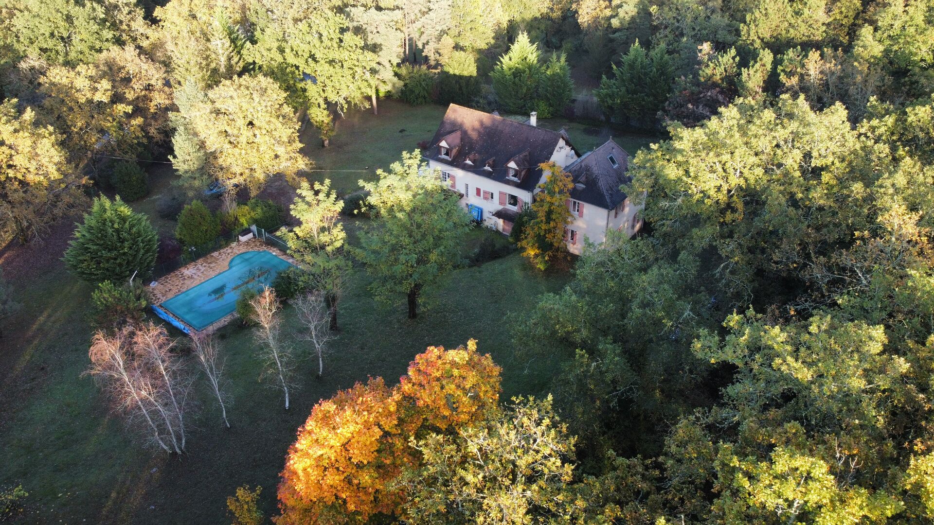 2 maisons périgourdines avec piscine sur 9000m² de terrain boisé