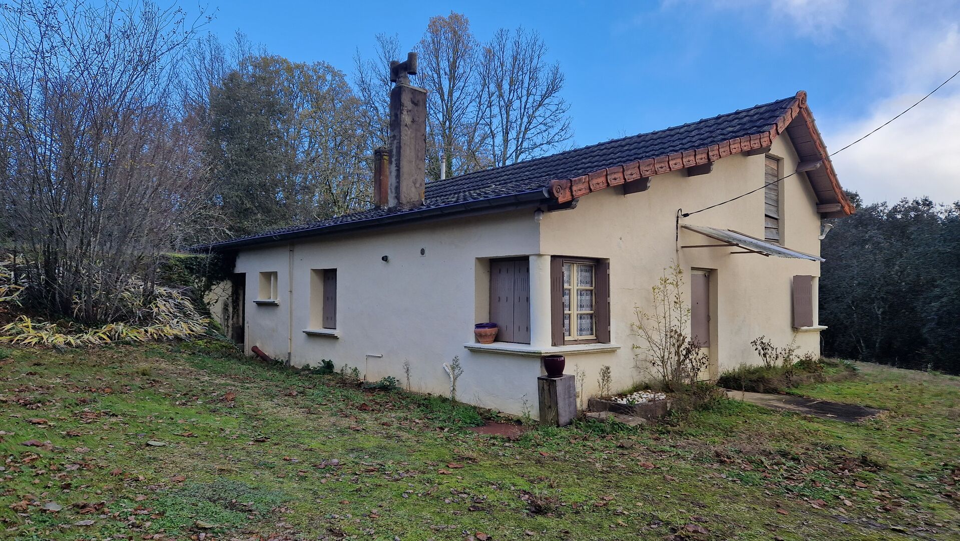 A rare find! House to restore in a remarkable location on the heights of Les Eyzies in the heart of 2 hectares.