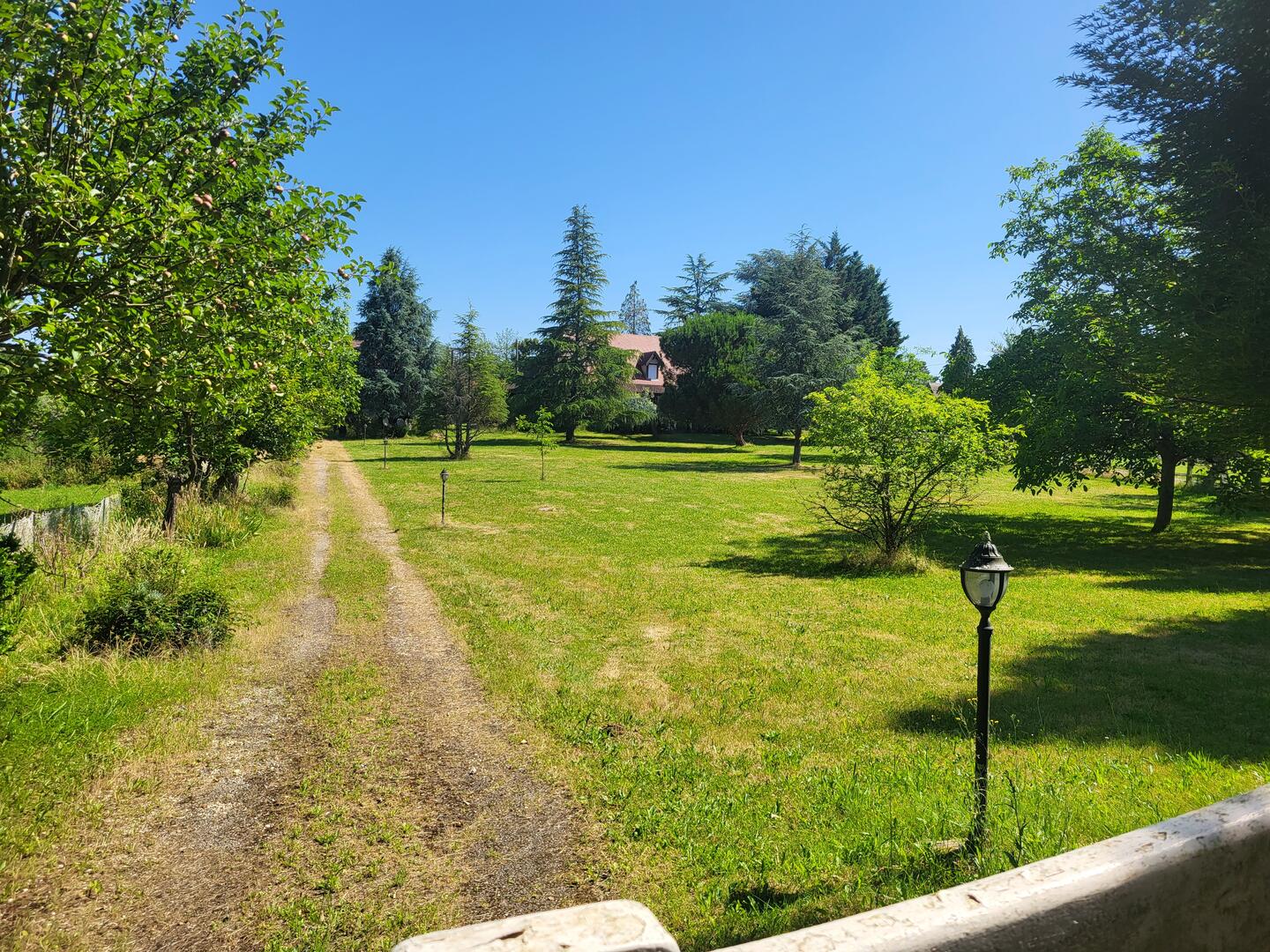 En hauteur, maison périgourdine et sa maison d'amis