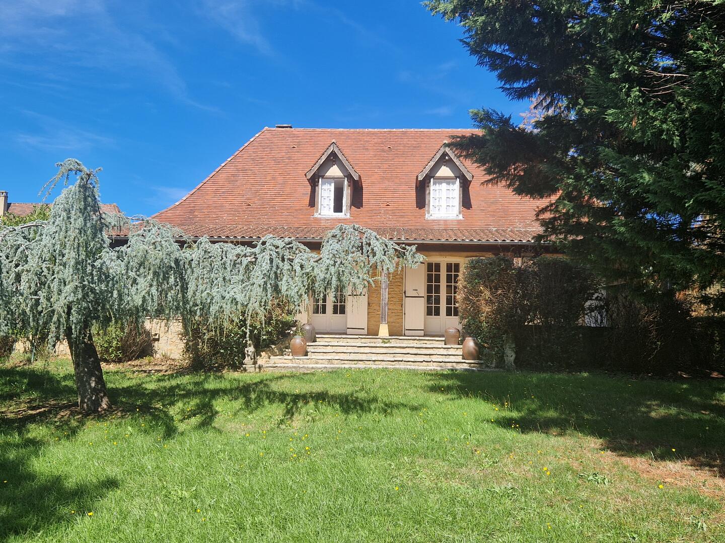 En hauteur, maison périgourdine et sa maison d'amis