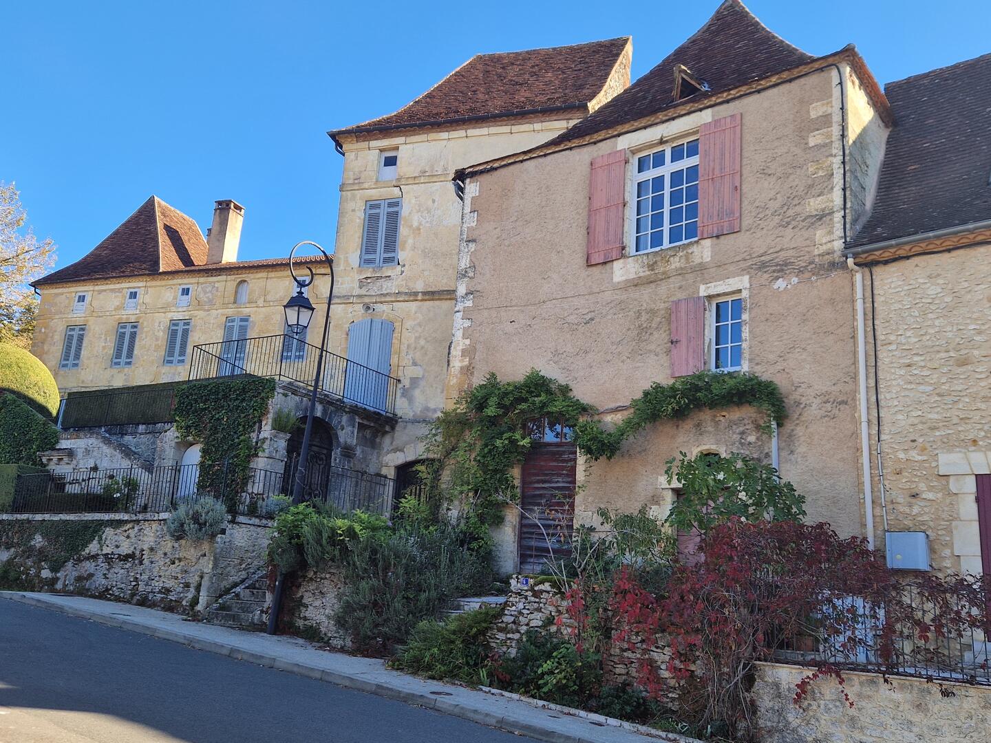 Character house in the heart of Le Bugue with large garden. Authenticity and charm guaranteed!
