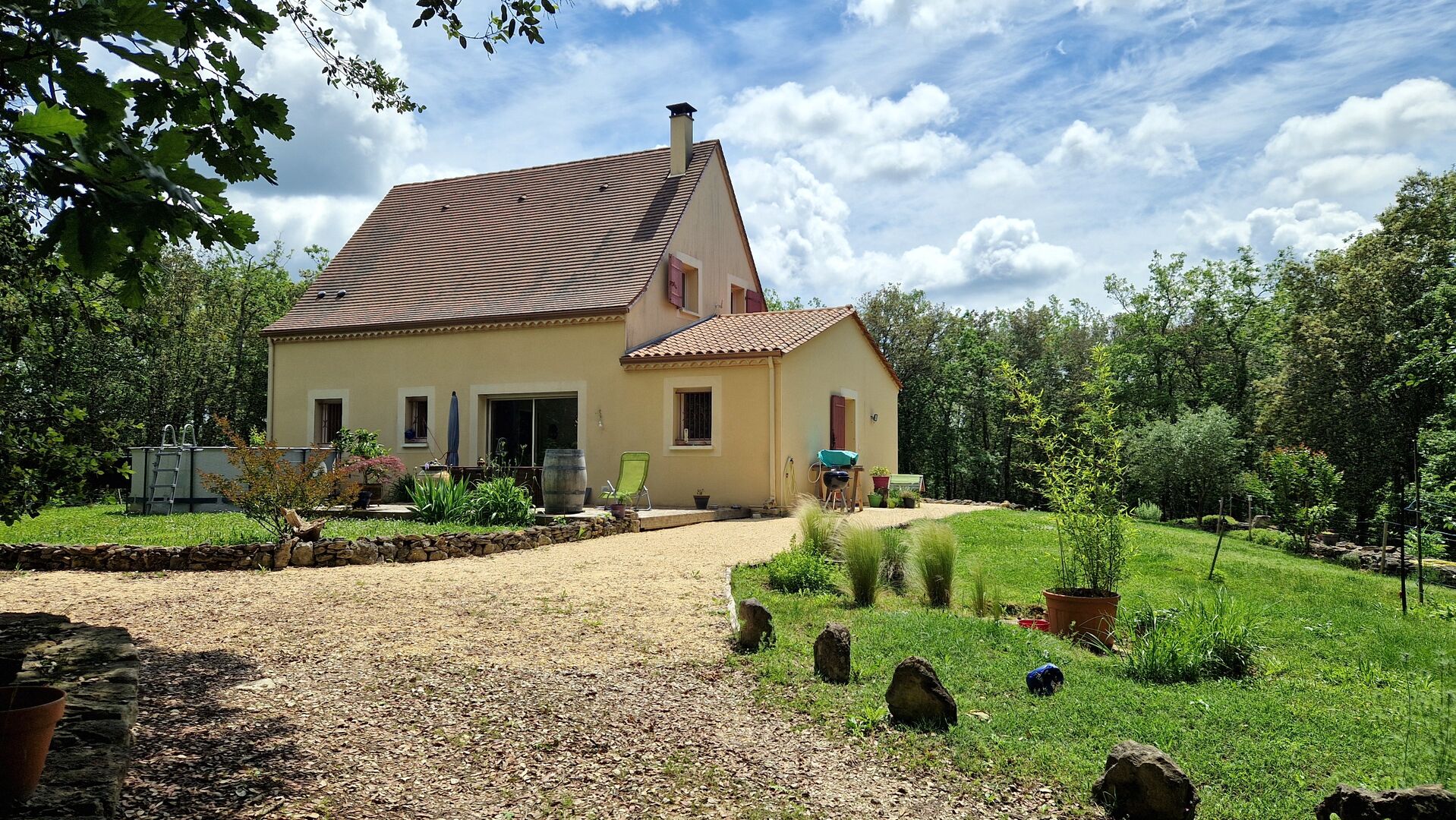 Recent Perigordian house for sale on the heights of Les Eyzies in a nuisance-free clearing
