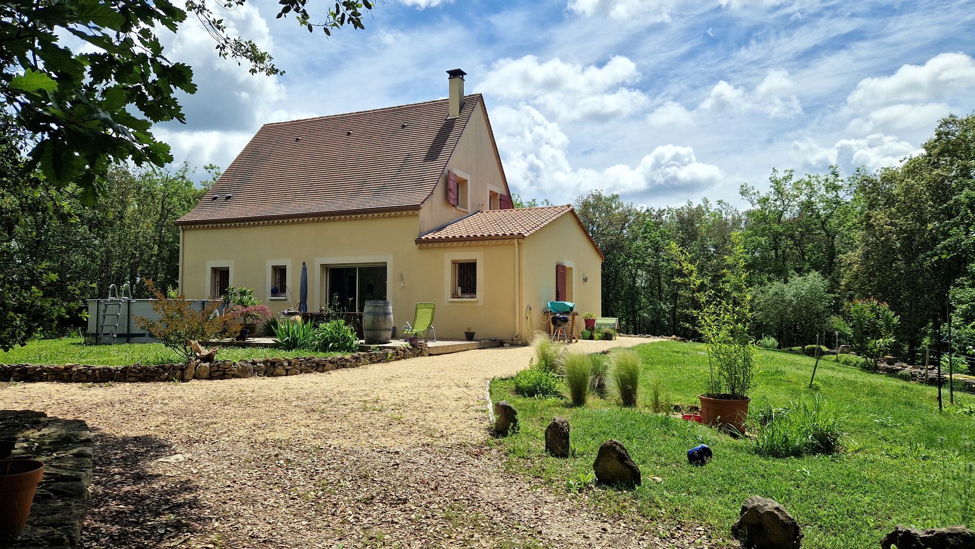 Maison périgourdine récente à vendre sur les hauteurs des Eyzies dans une clairière sans nuisances