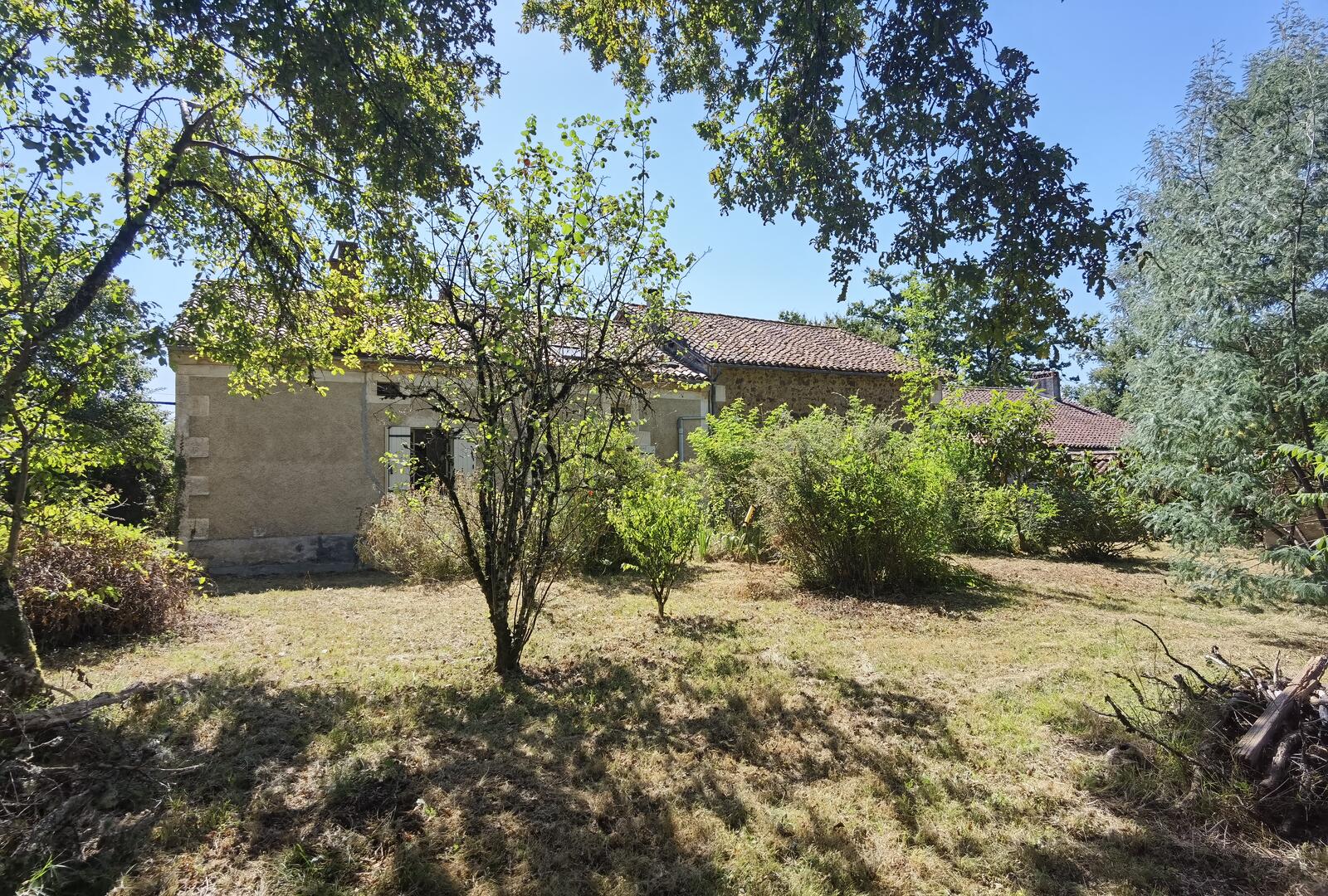 Old stone farmhouse with its garden and 2 hectares of land