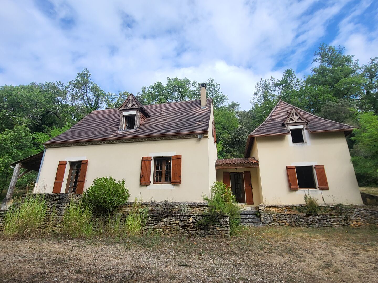 Maison contemporaine, chalets en bois et terrain boisé d'un hectare