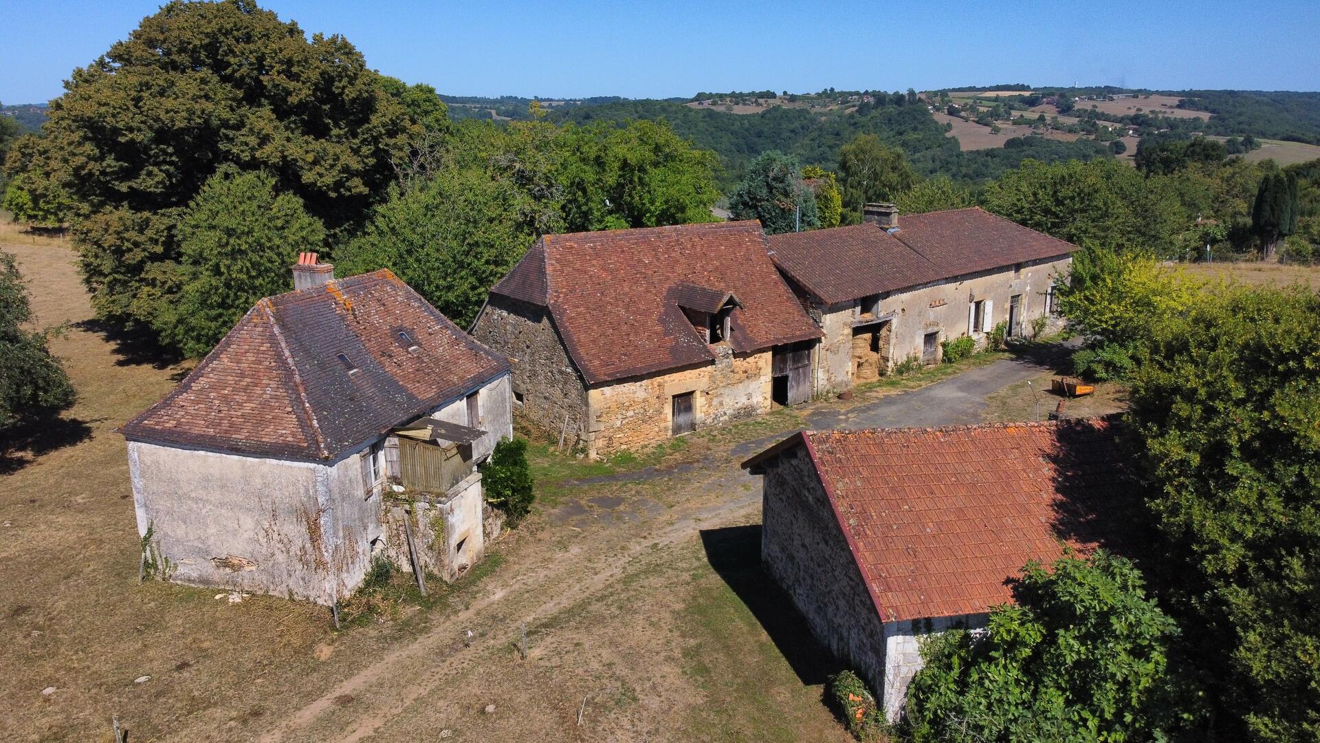 Sur les hauteurs, corps de ferme à rénover avec prairie