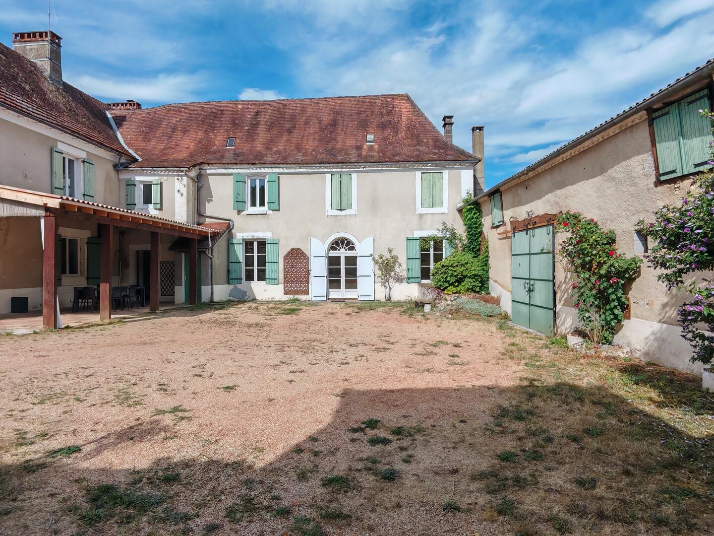 Ancien relais de poste de 8 chambres et sa grange sur 2100m² de terrain