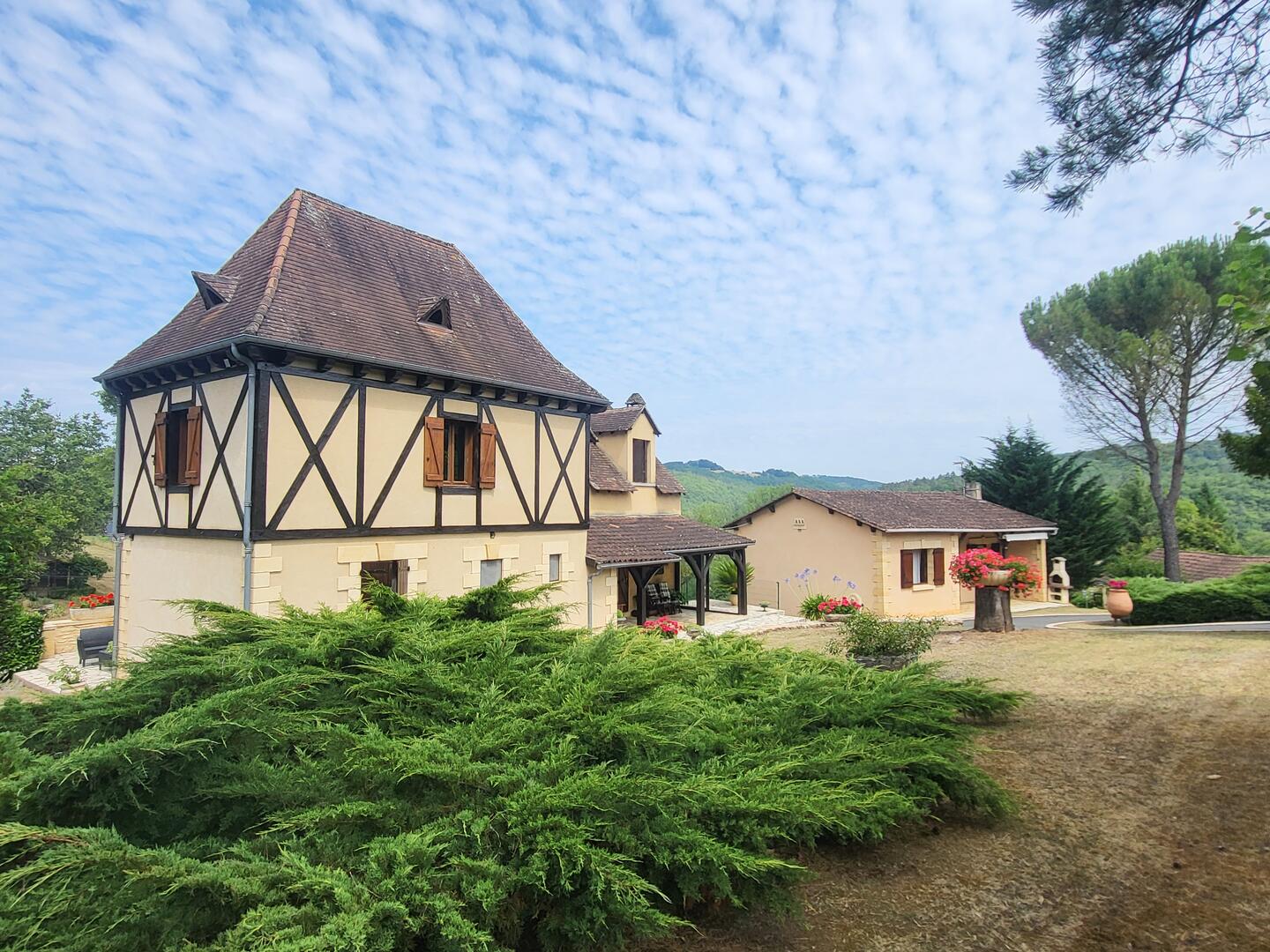 Les Eyzies - Maison périgourdine avec maison d'amis, piscine, garages et joli parc