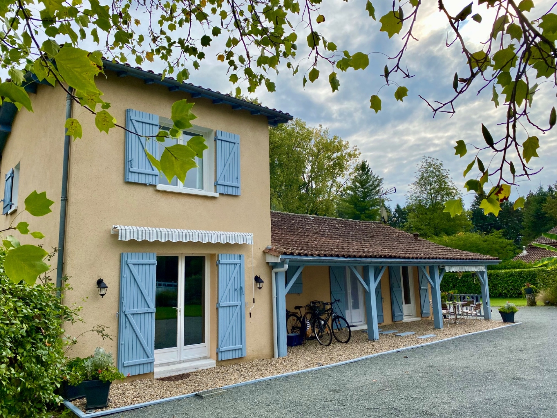  Maison d'Exception à 10 min de Périgueux : 123 m² de Charme, piscine et séchoir à tabac sur une parcelle de 3323m²