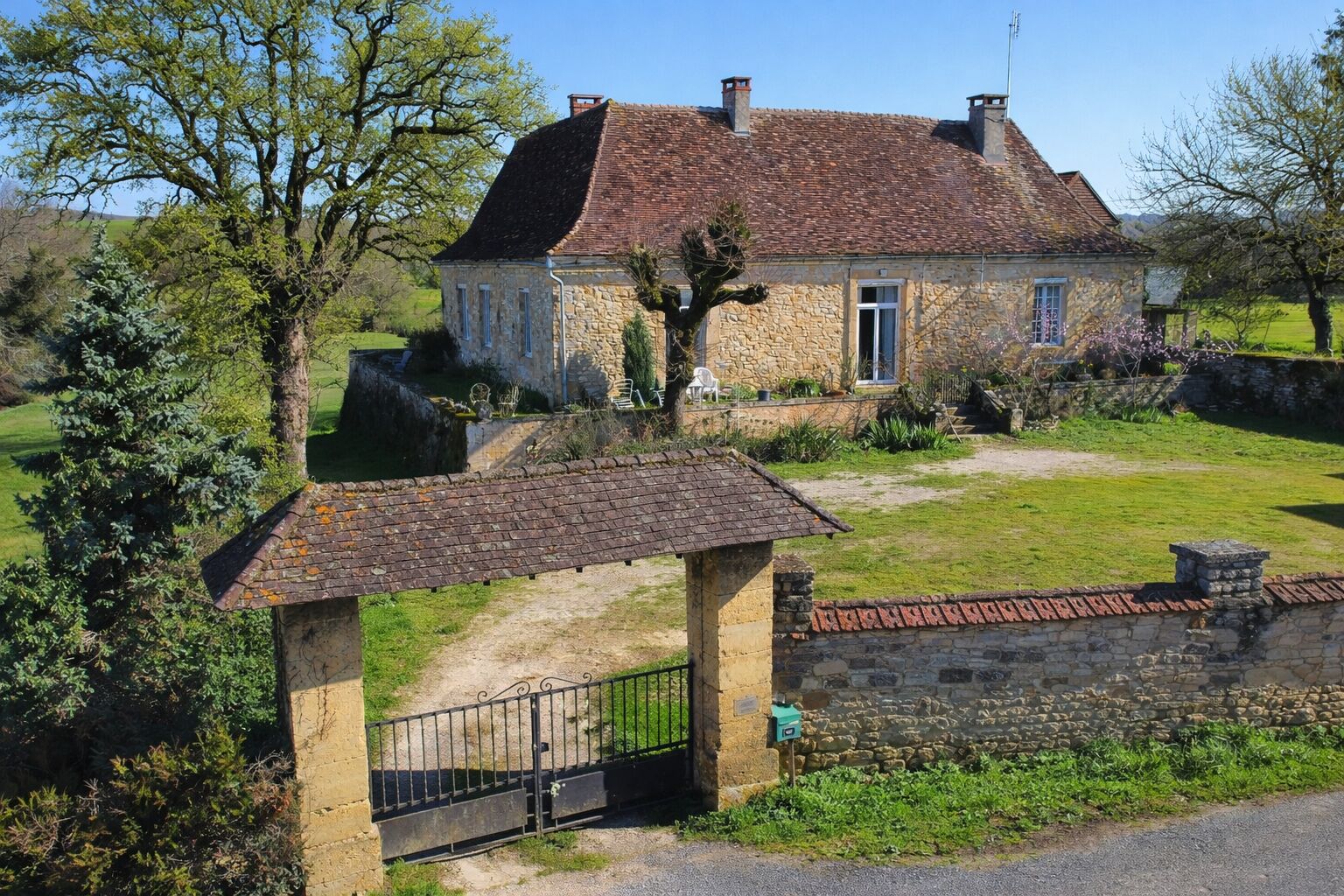 Excideuil - Ferme bourgeoise du XVIIe et dépendances sur 3,6 hectares