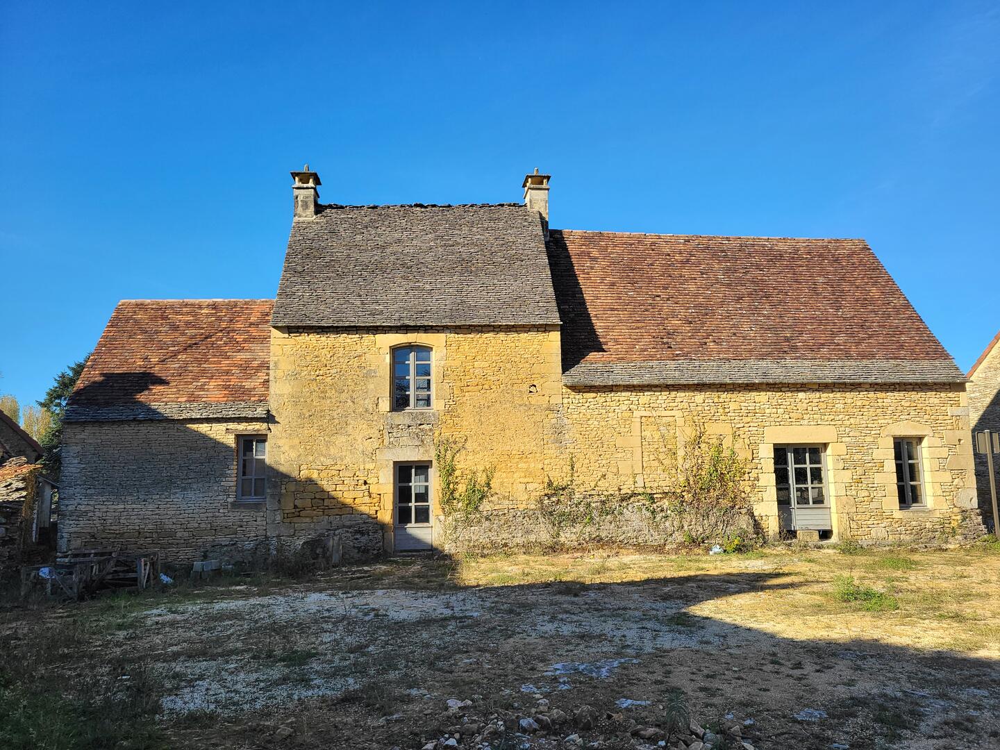 Sarlat - Maison périgourdine à finir de rénover et dépendances