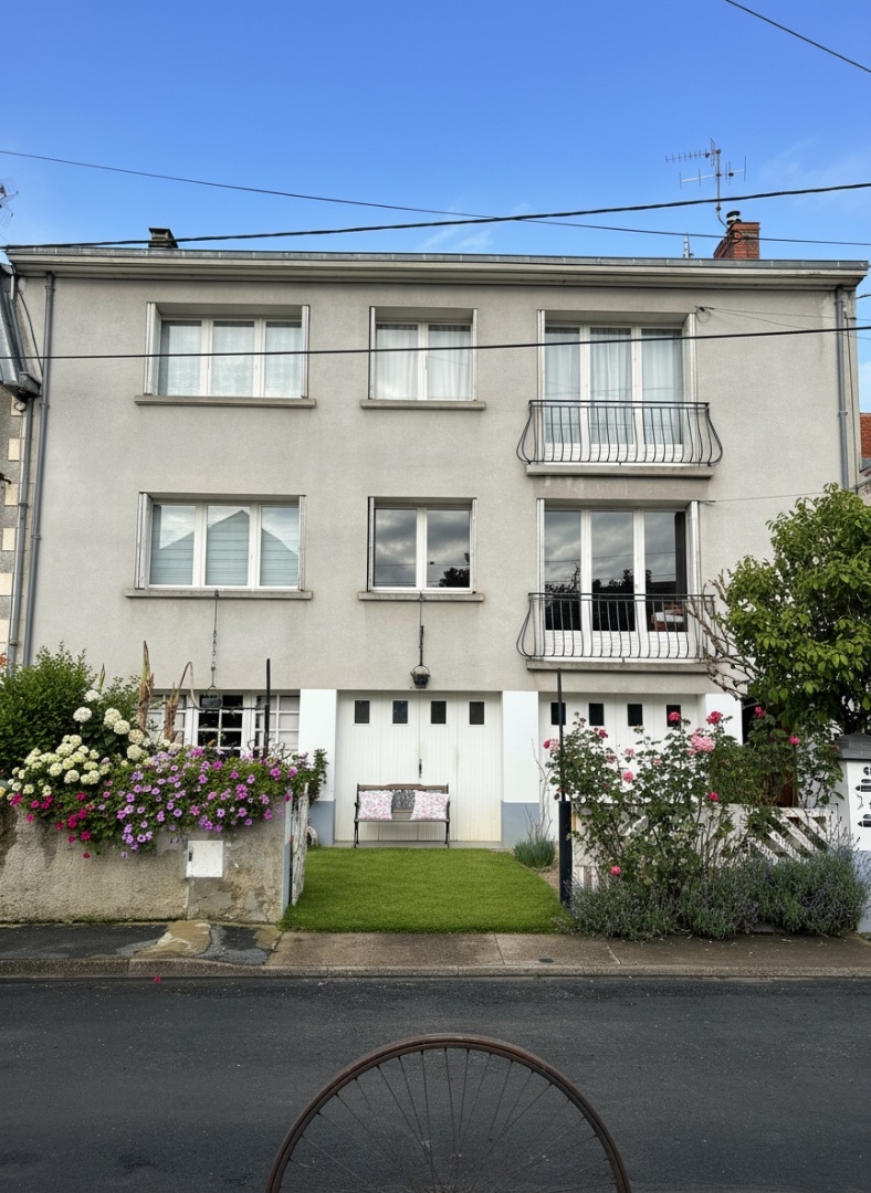 Immeuble de rapport évolutif de 200 m2 habitable avec garages, jardin et potentiel d’aménagement