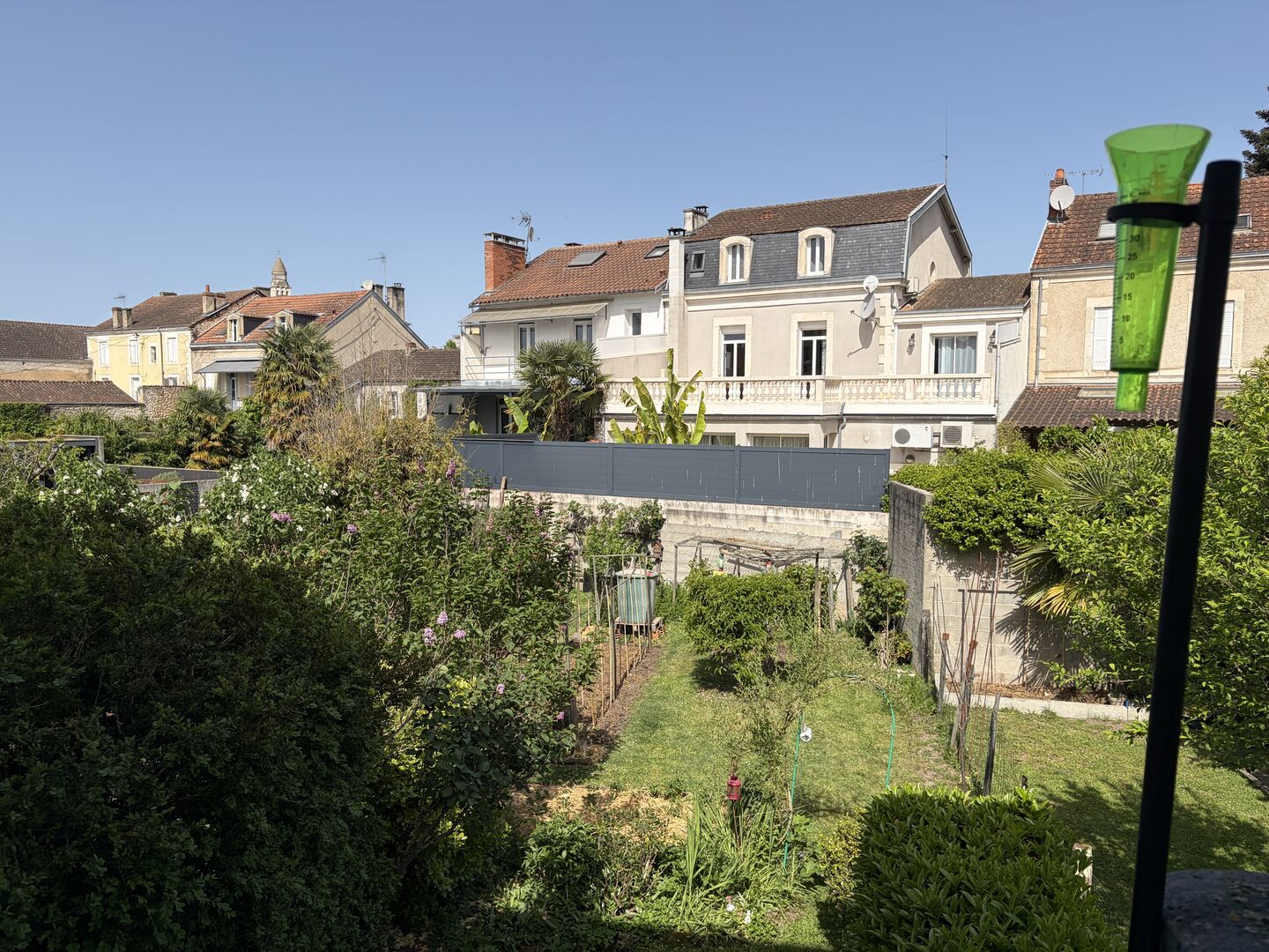 Immeuble de rapport évolutif de 200 m2 habitable avec garages, jardin et potentiel d’aménagement