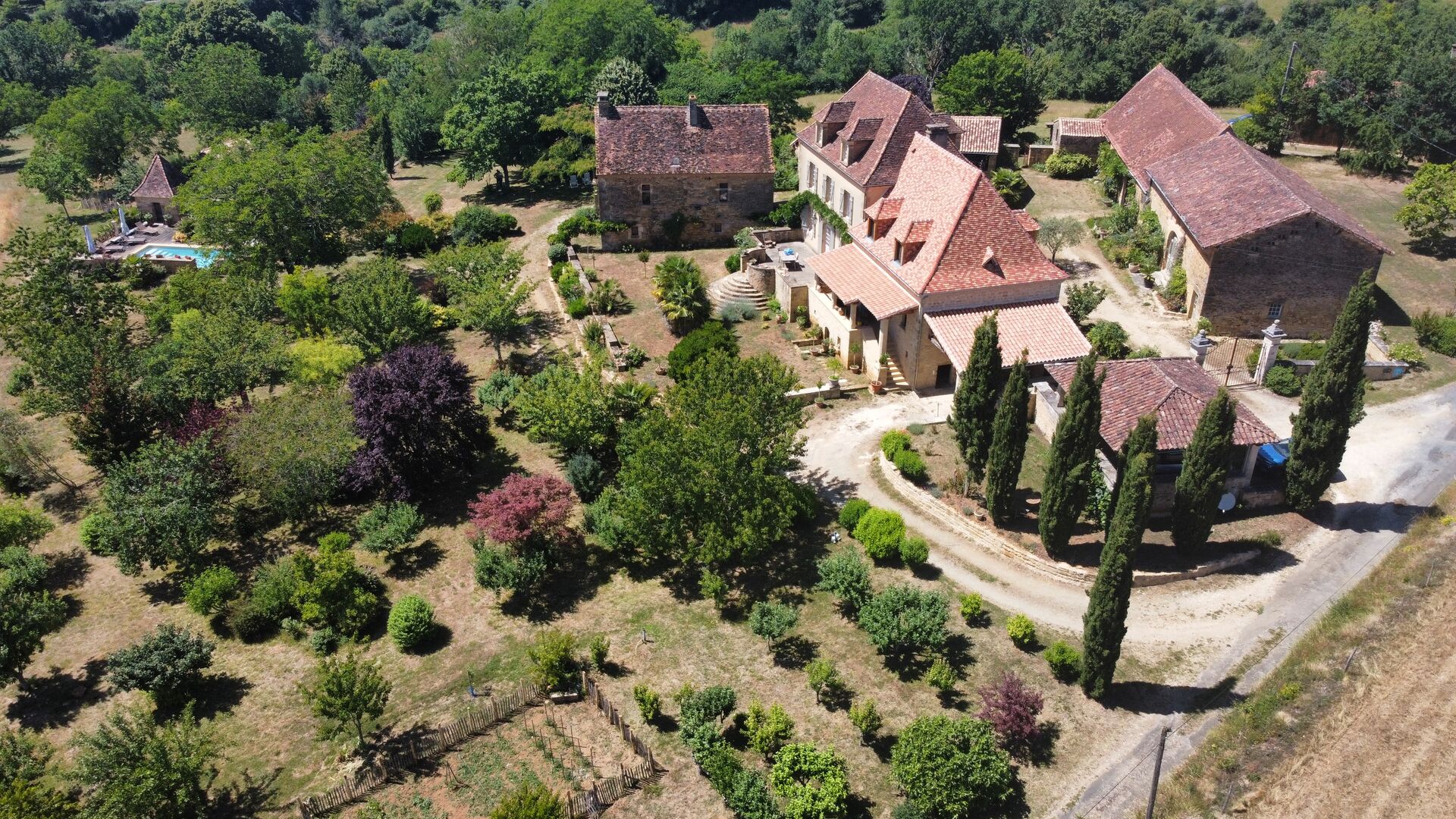 Excideuil - Domaine et ses gîtes avec belle vue depuis son parc arboré