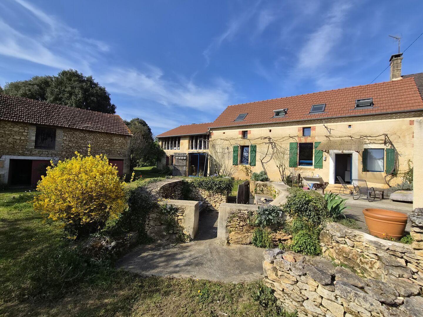 Maison en pierres d'environ 140m² habitables avec dépendances sur un terrain de 1612 m² 