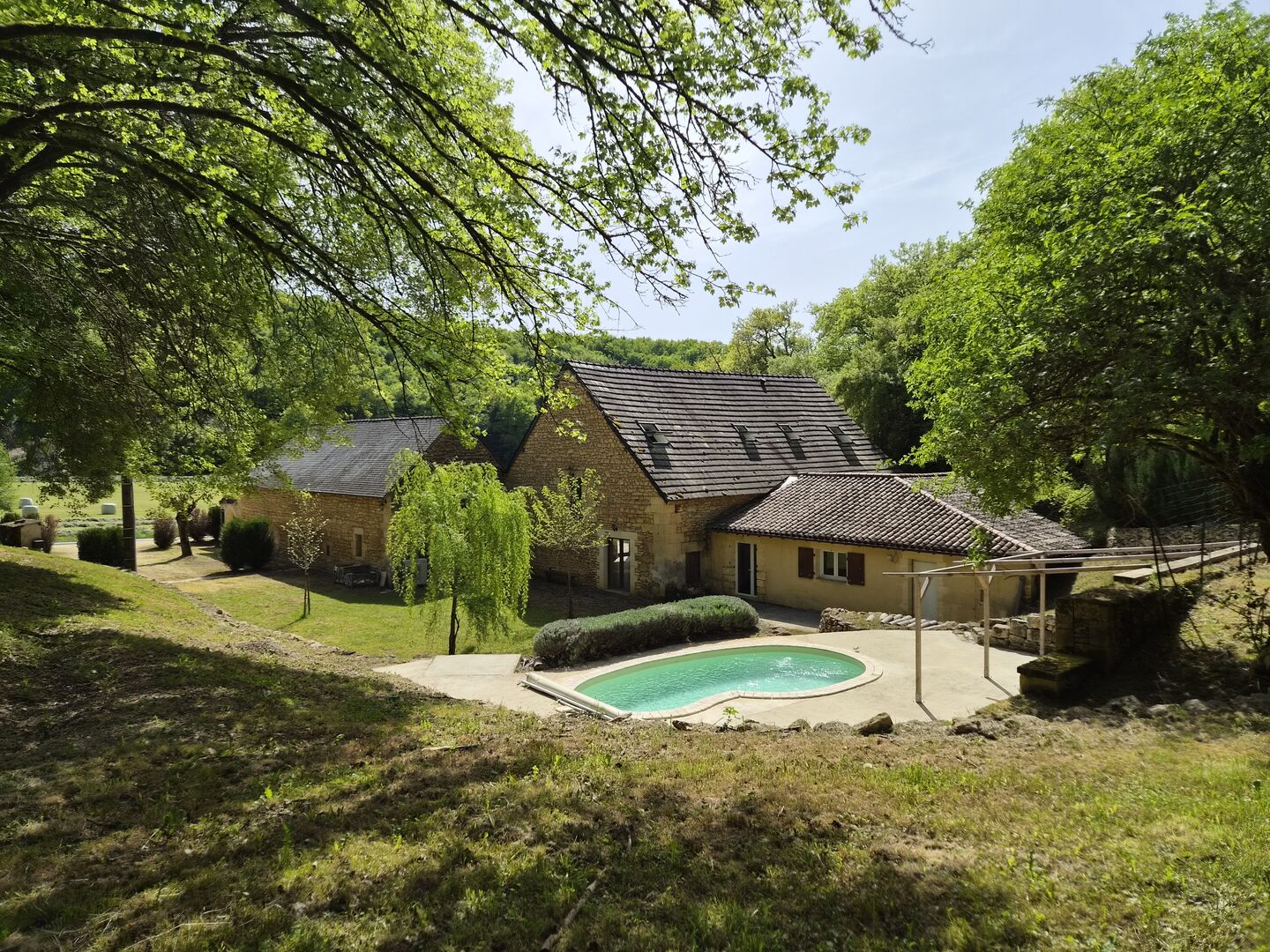 Magnifique restauration pour cette propriété de 300m² habitables avec dépendances restant à aménager.