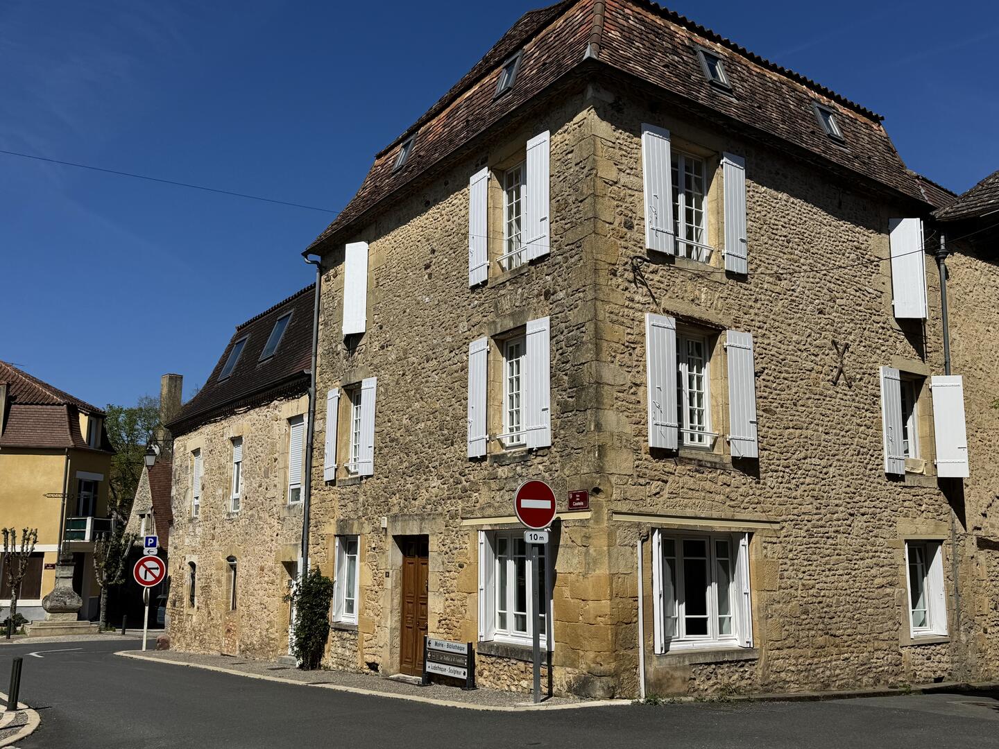 Maison ancienne à vendre à Siorac-en-Périgord, 239m², 4 chambres, garage, jardin. Proche des commodités. DPE en cours.