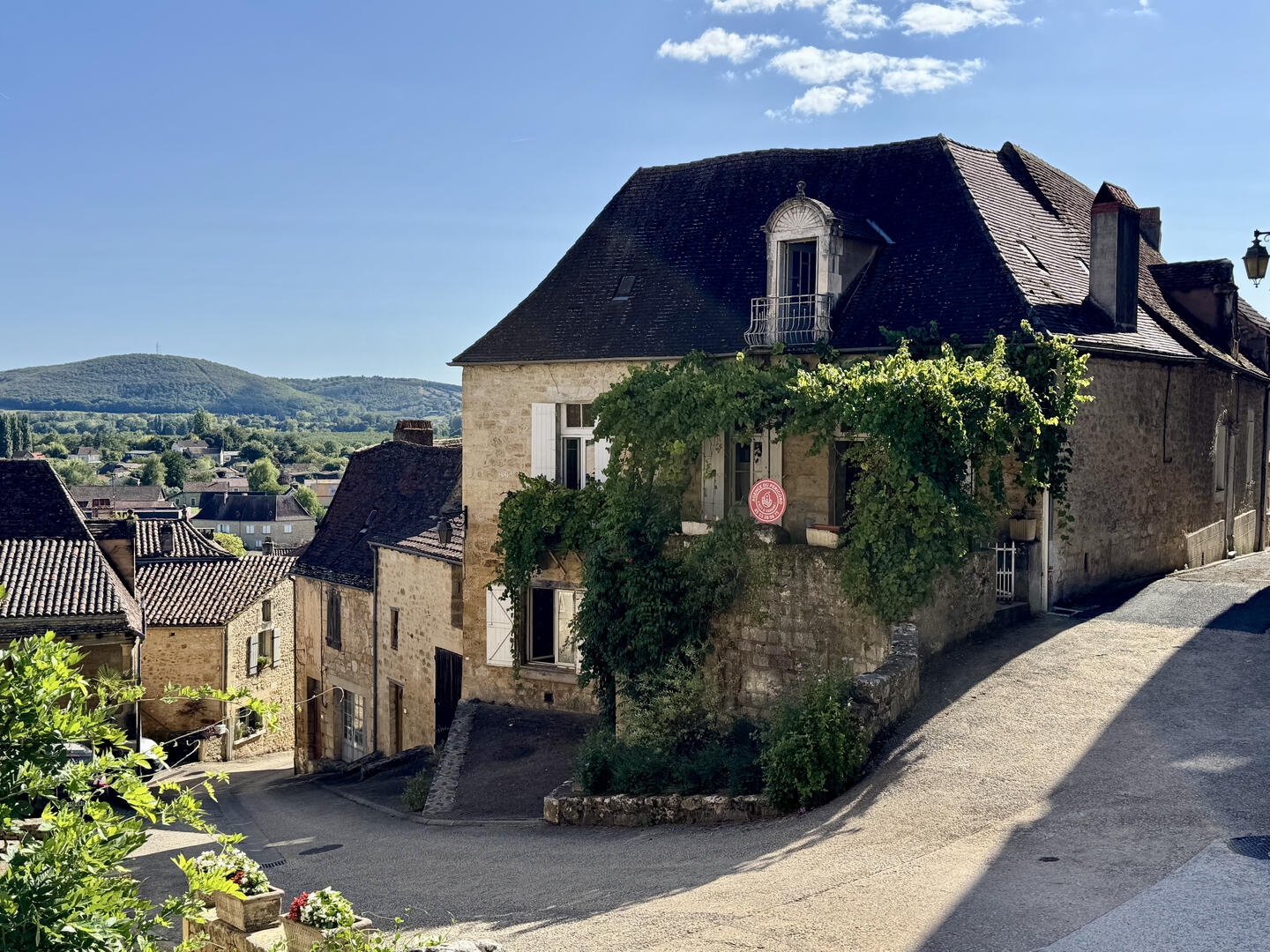 Maison au coeur d'un des plus beaux villages de France, à rénover, avec appartement indépendant et garage