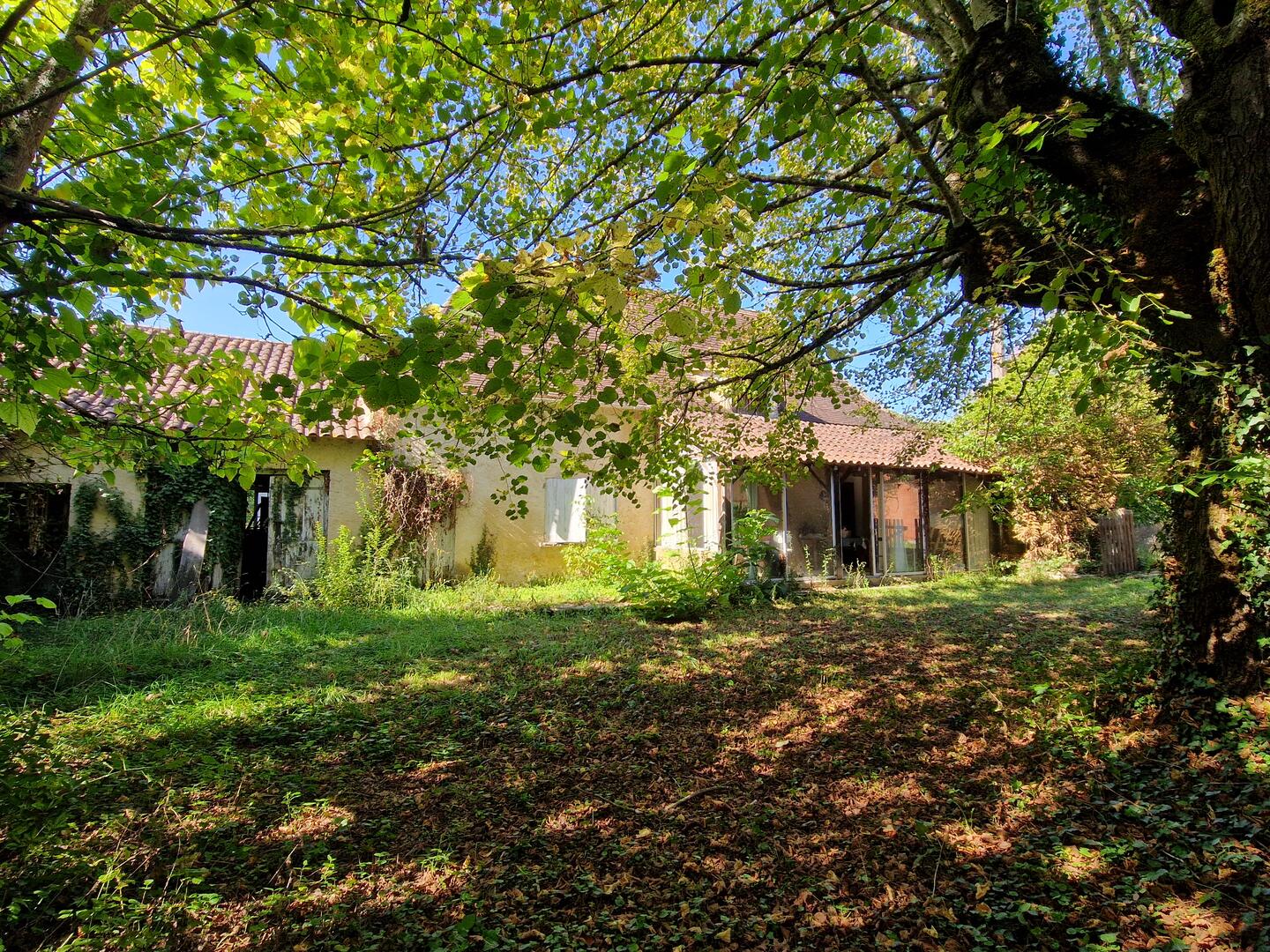Perigordian stone house to renovate with outbuildings and land of approx. 5000m2