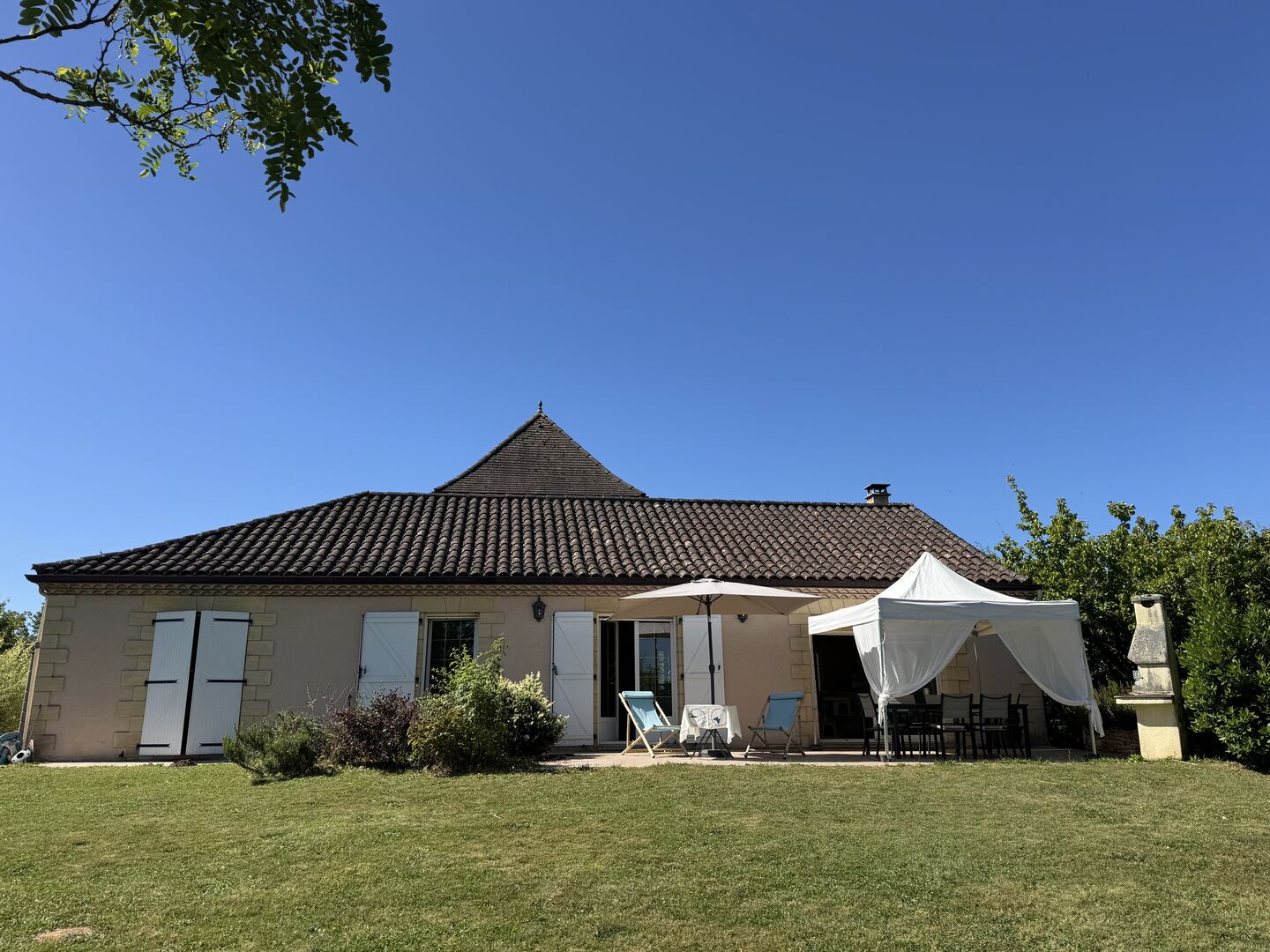 Vaste maison contemporaine de plain-pied proche des commerces