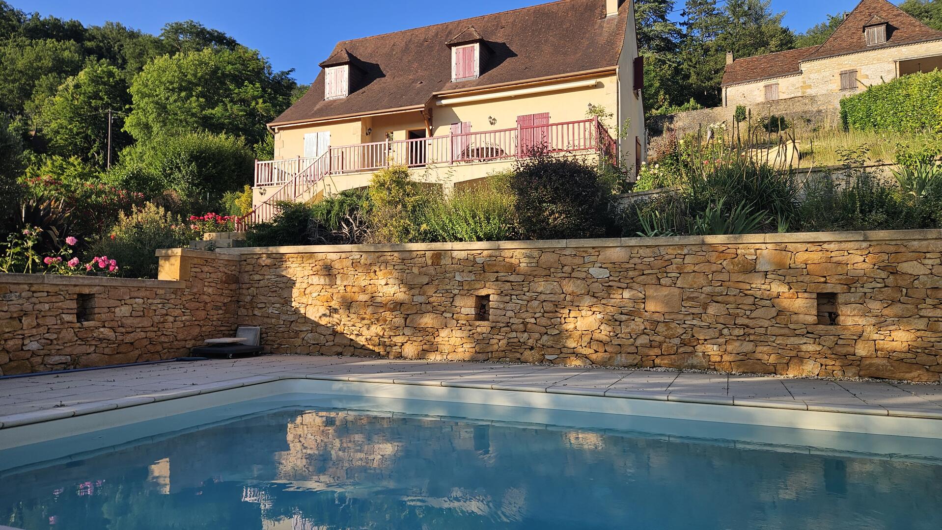 Belle maison contemporaine avec piscine et jolie vue  dans un quartier résidentiel