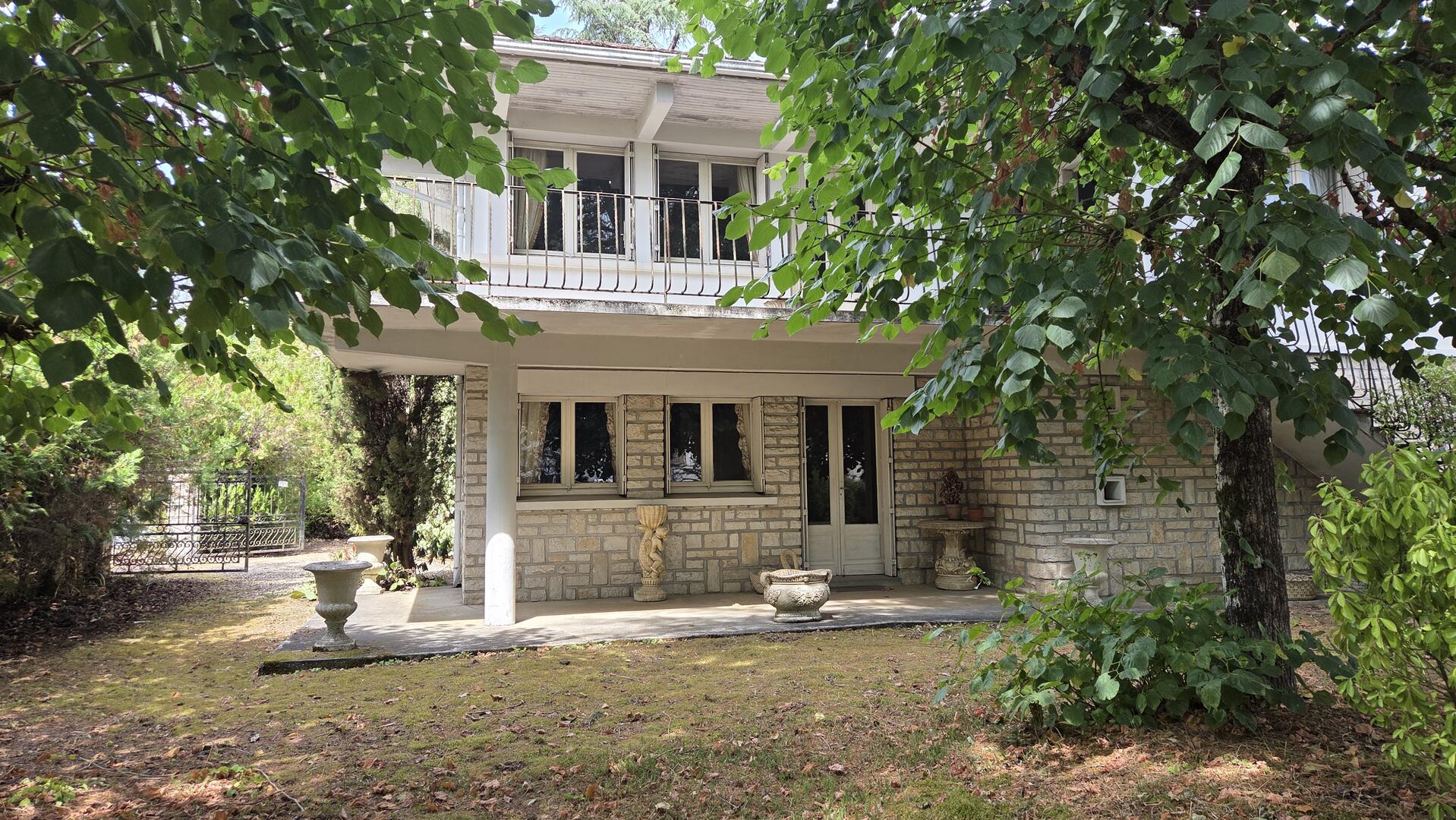Maison en pierres proche des commerces du Bugue sur terrain de 3522m2 constructibles