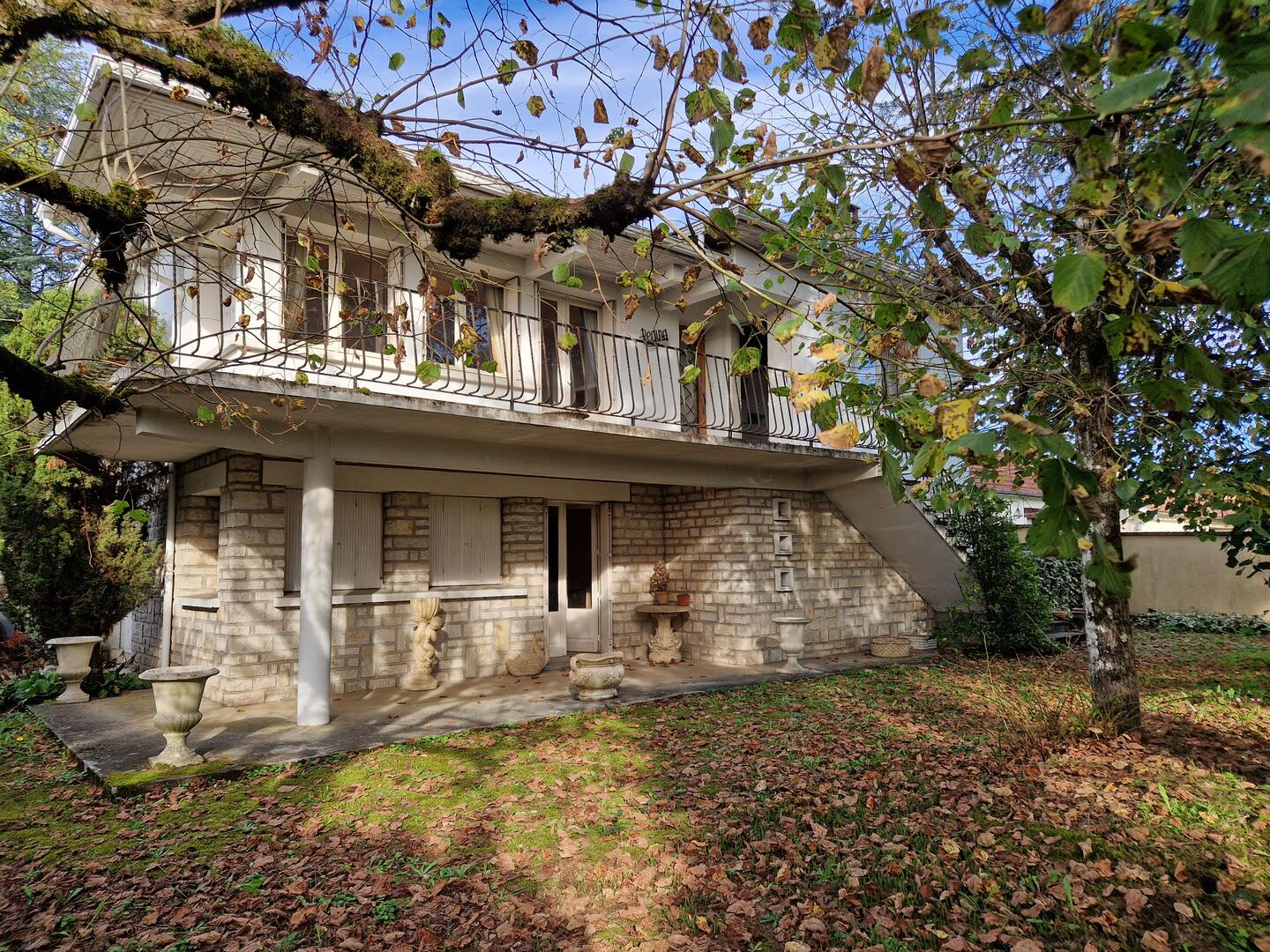 Maison en pierres proche des commerces du Bugue sur terrain de 3522m2 constructibles