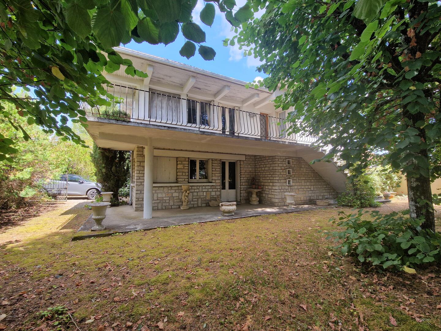 Stone house close to shops in Le Bugue on 3,522 m² of buildable land