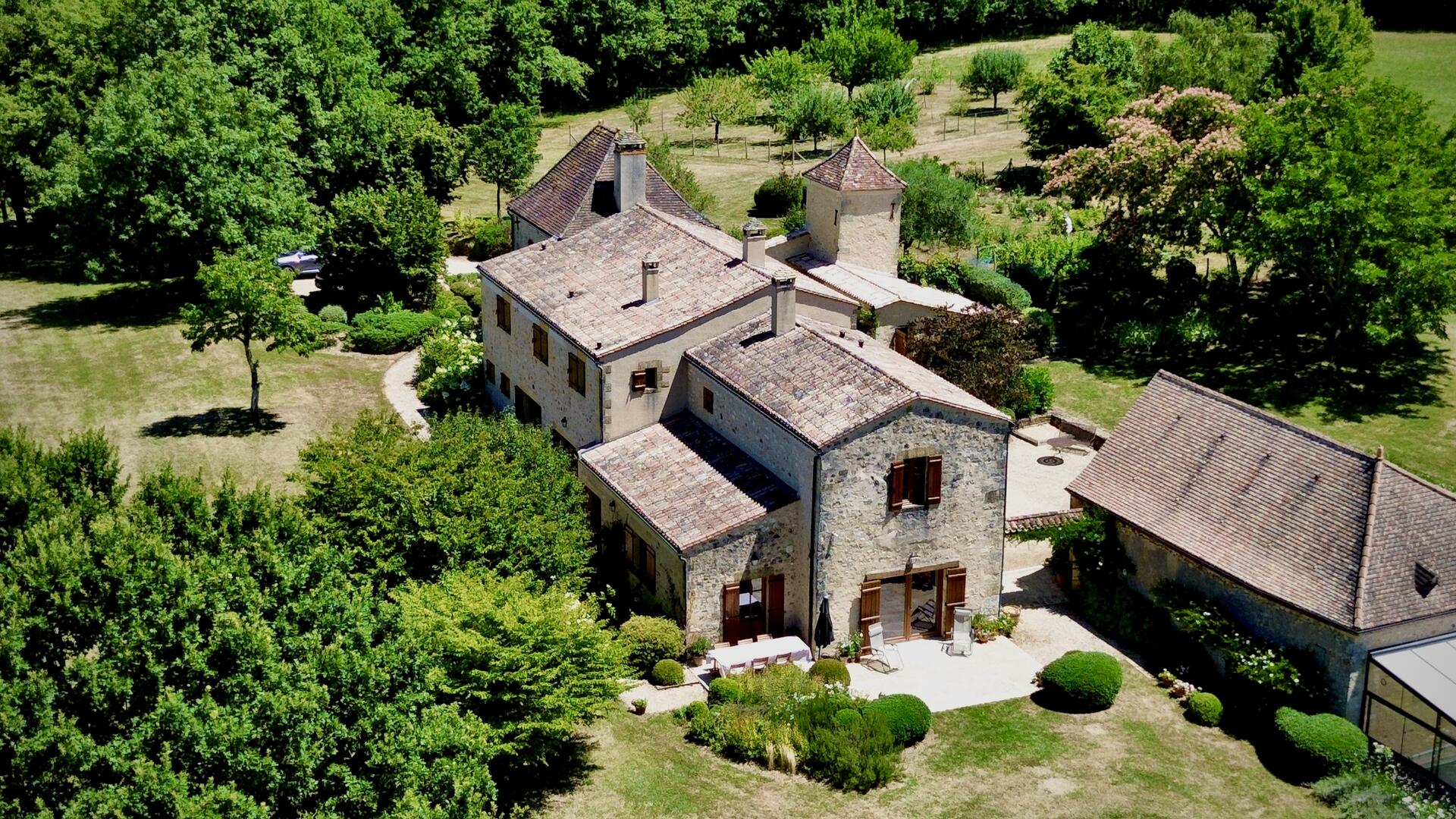 Le charme de l’ancien, la perfection de la rénovation et les vues que le Périgord peut offrir.