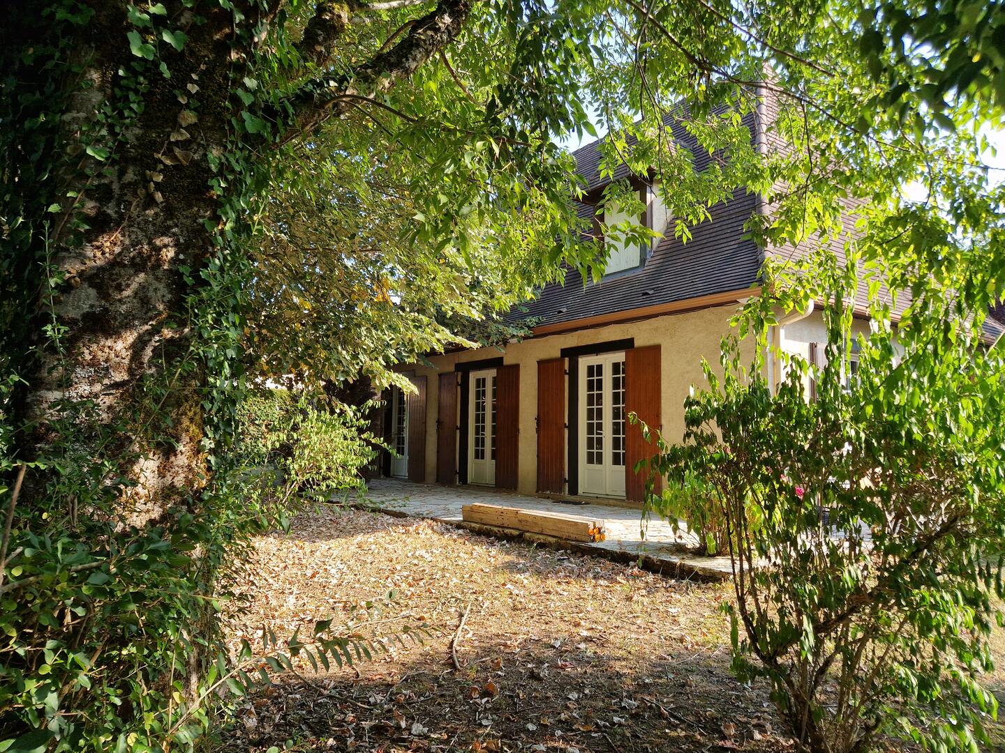 3-bedroom Perigordian house, close to shops with 1,300 m² of land