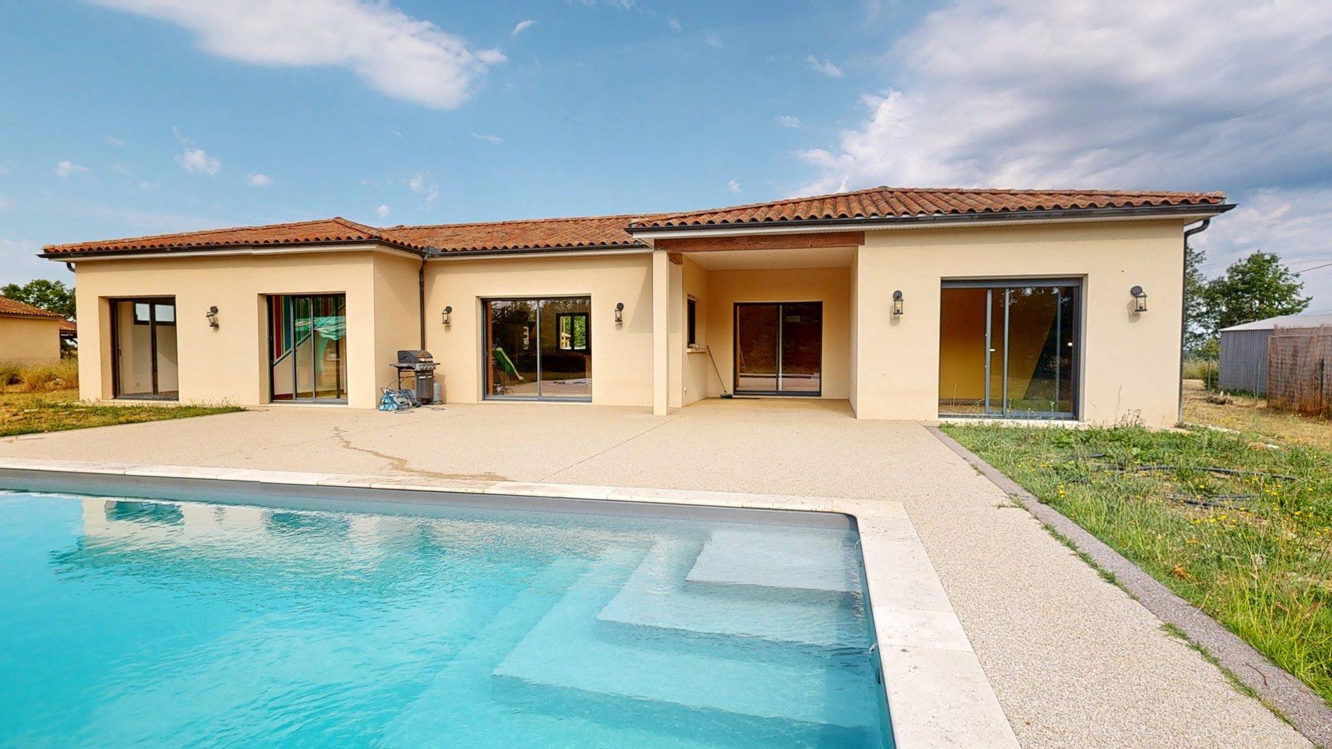 Modern single-story house near Sarlat: an ideal living environment for all projects!
