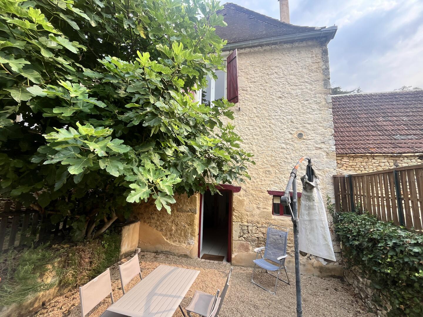Maison en pierres 3 chambres et terrasse, Opportunité d'investissement ou résidence de charme proche SAINT-CYPRIEN