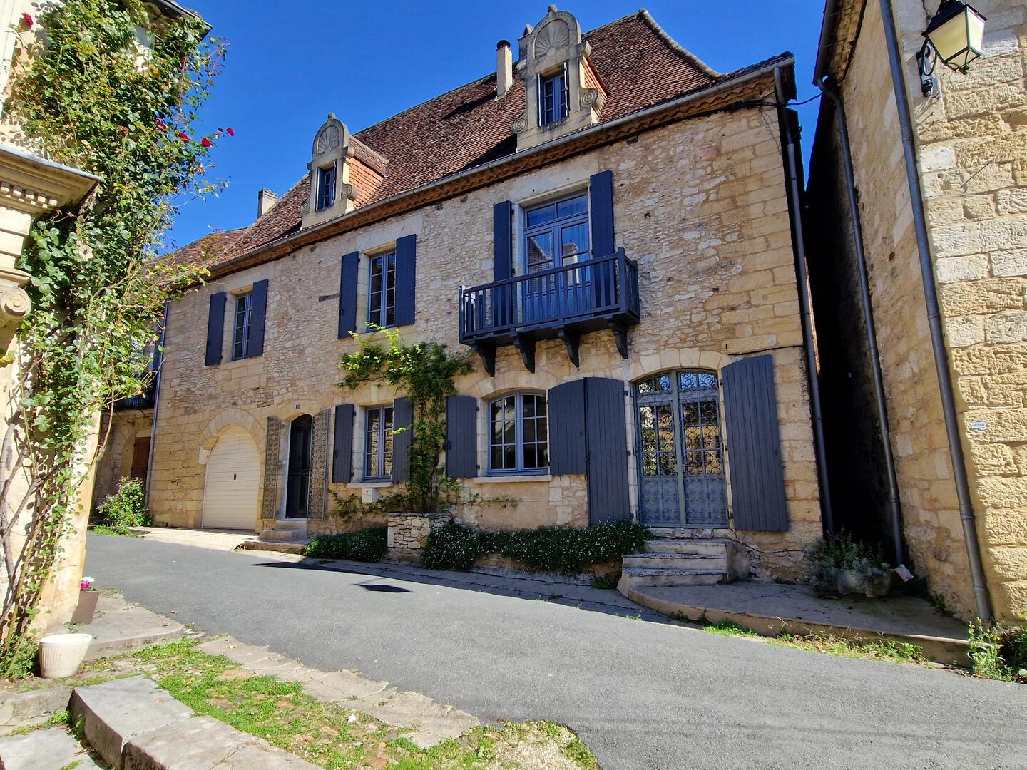 Demeure périgordine rénovée avec piscine et jardin clos dans village avec commerces.