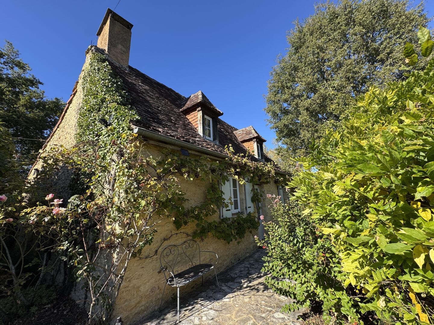 Votre refuge en pierre en plein cœur du Périgord, avec maison d'amis, proche des commerces et piscine 