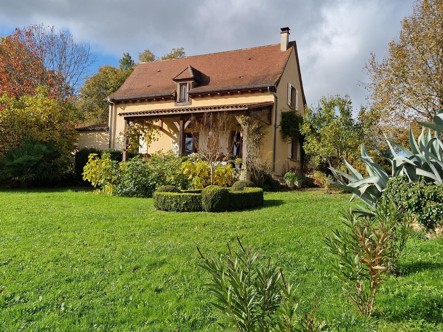Perigordine sur hauteur avec vue degagée sur la Vallée.