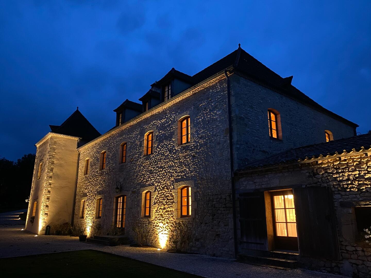 Propriété d'exception en Périgord Noir avec vue époustouflante, chambres d'hôtes, gîte, piscine et 27 hectares de forêts et prairies