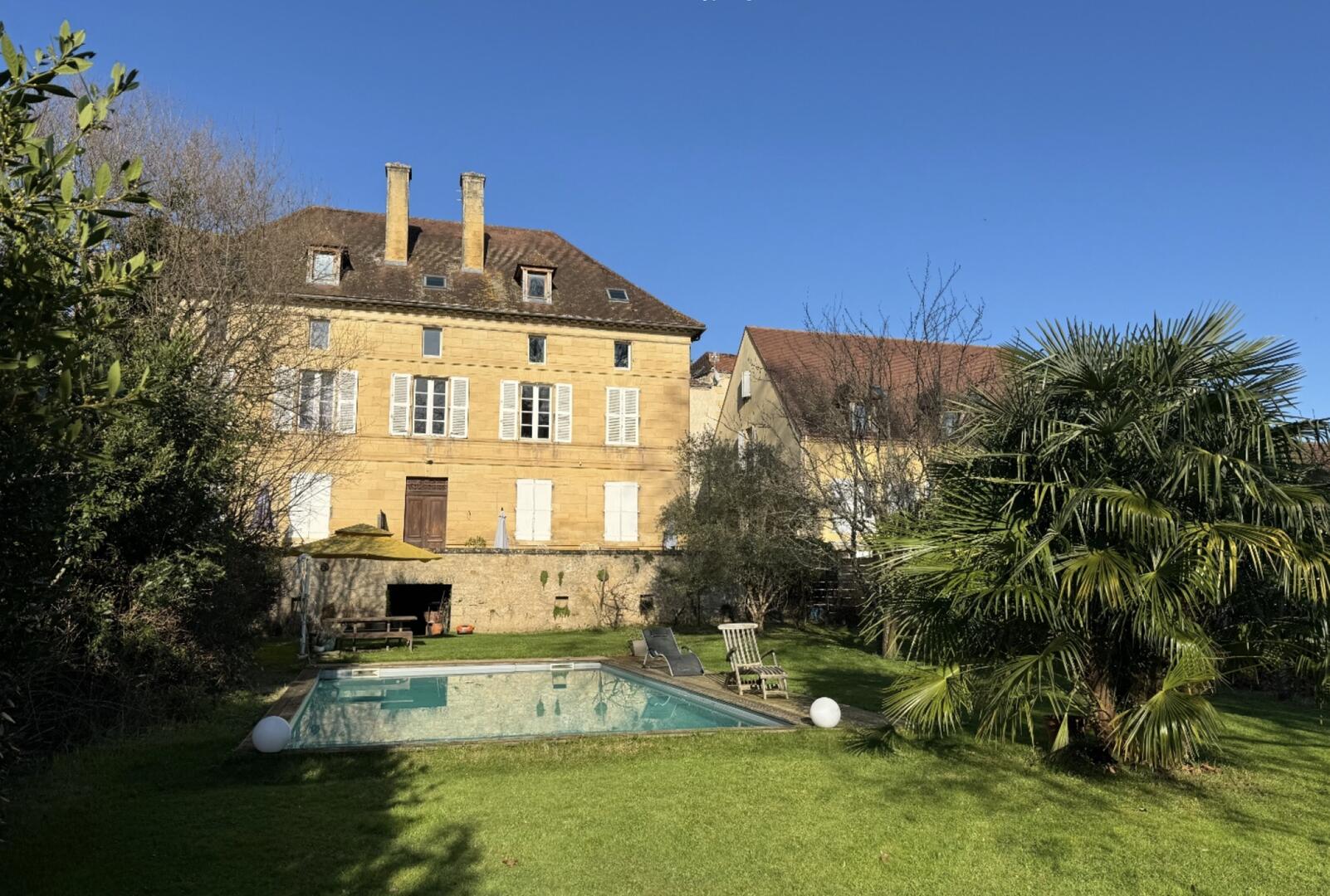 FURNISHED RENTAL In the heart of SAINT CYPRIEN 2 bedrooms, 2 bathrooms with shared pool and garden access