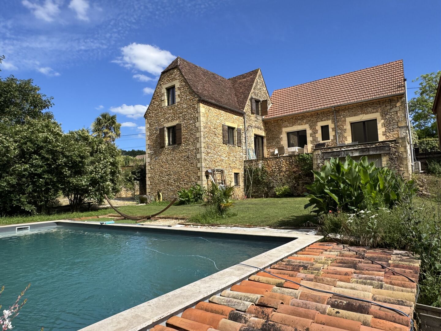 A charming old house with a swimming pool in a quiet location!