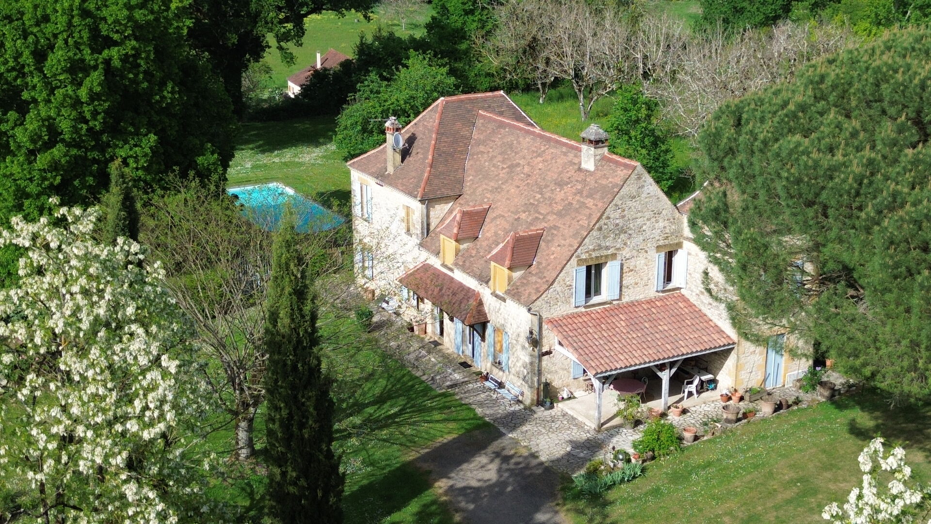 Une maison de caractère au cœur du Périgord Noir - Grande maison familiale avec piscine, vue sur le village et jardin, proche rivière Dordogne.