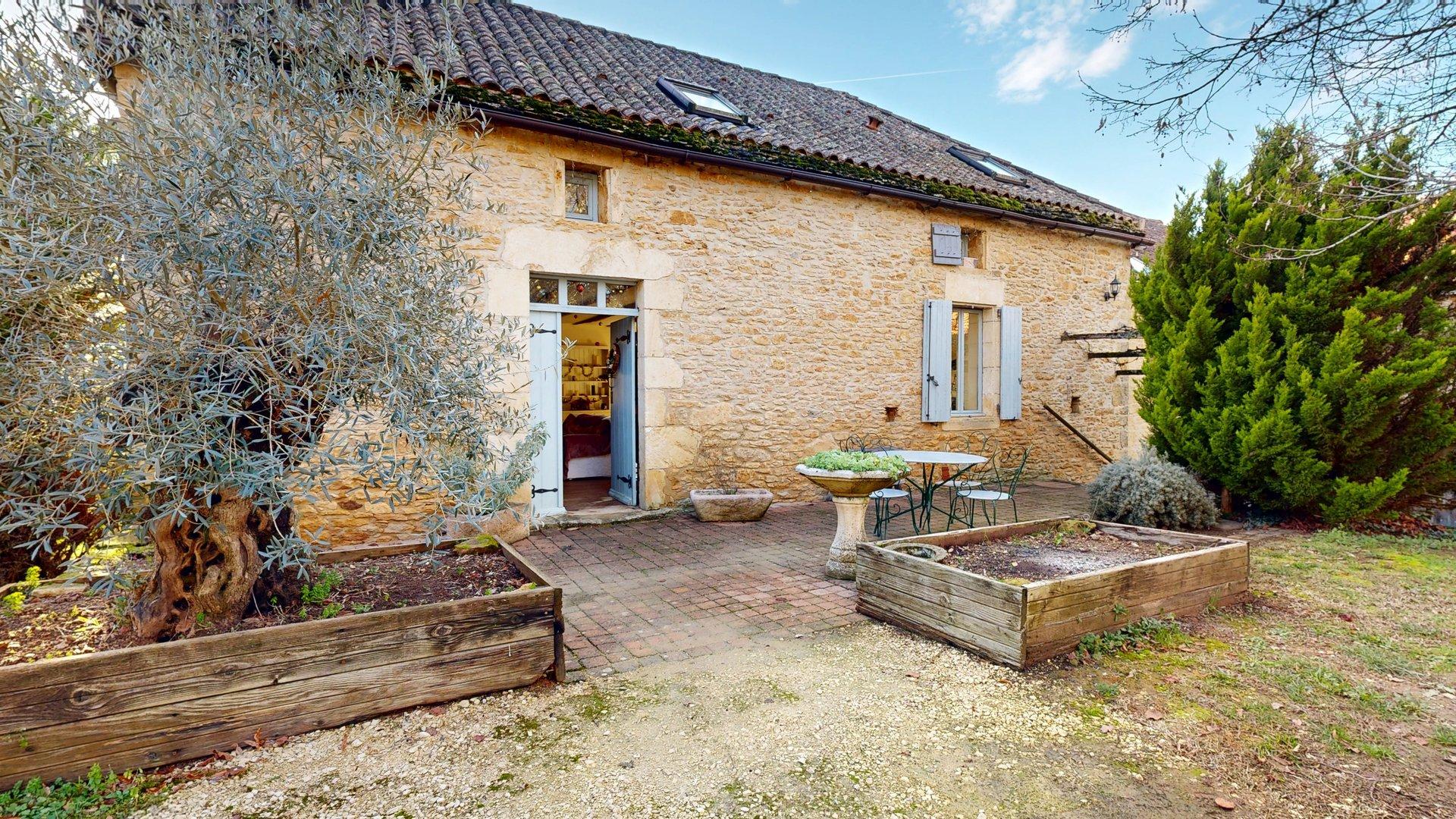 Maison très belle vue, 3 chambres, un bureau, piscine et nombreuses dépendances. Visite virtuelle sur demande