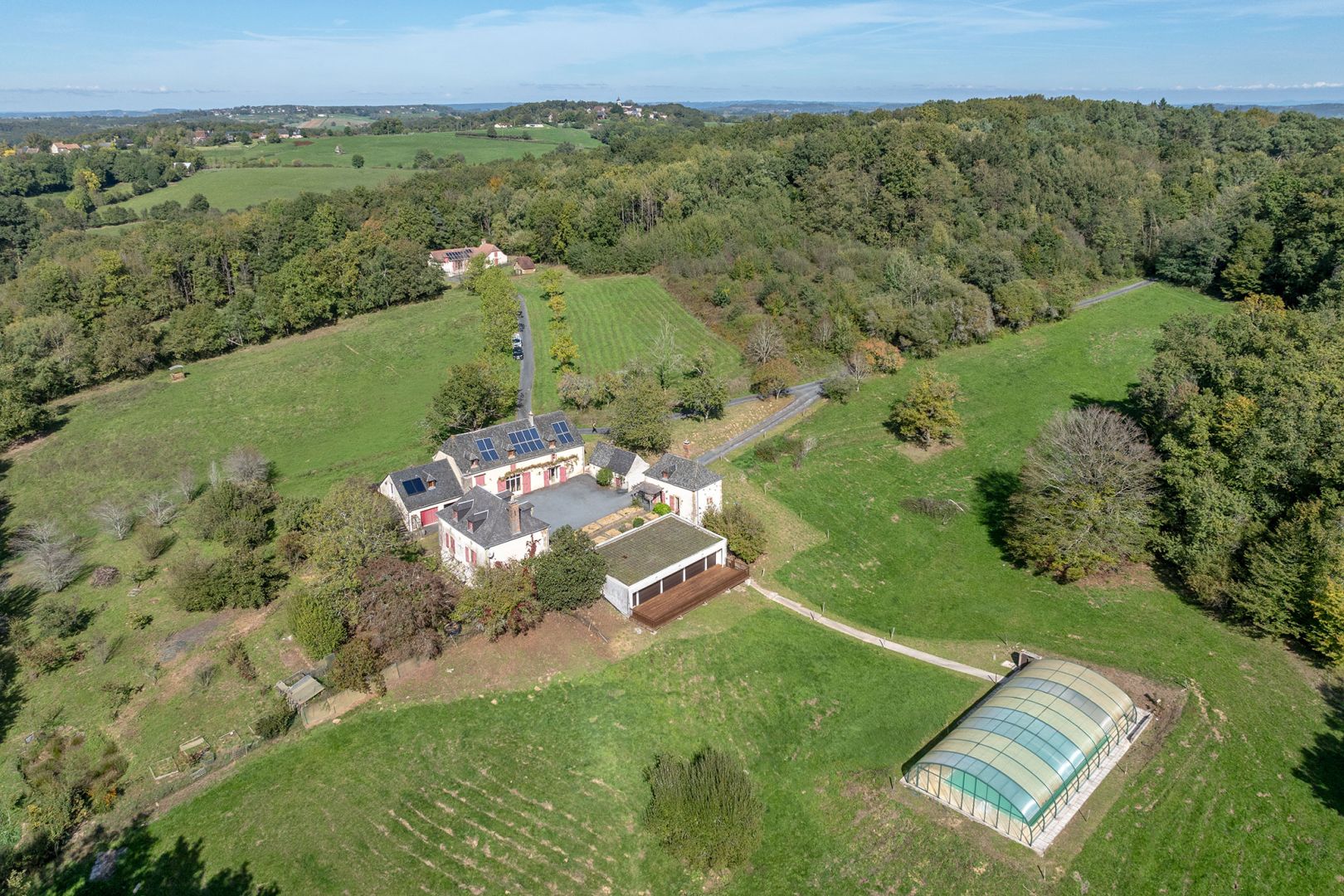 LABEL PIERRES EXCLUSIVE Exceptional 26-hectare estate – 6 cottages to develop – High yield – Châtres (24120) Surrounded by nature, not overlooked – Absolute tranquility