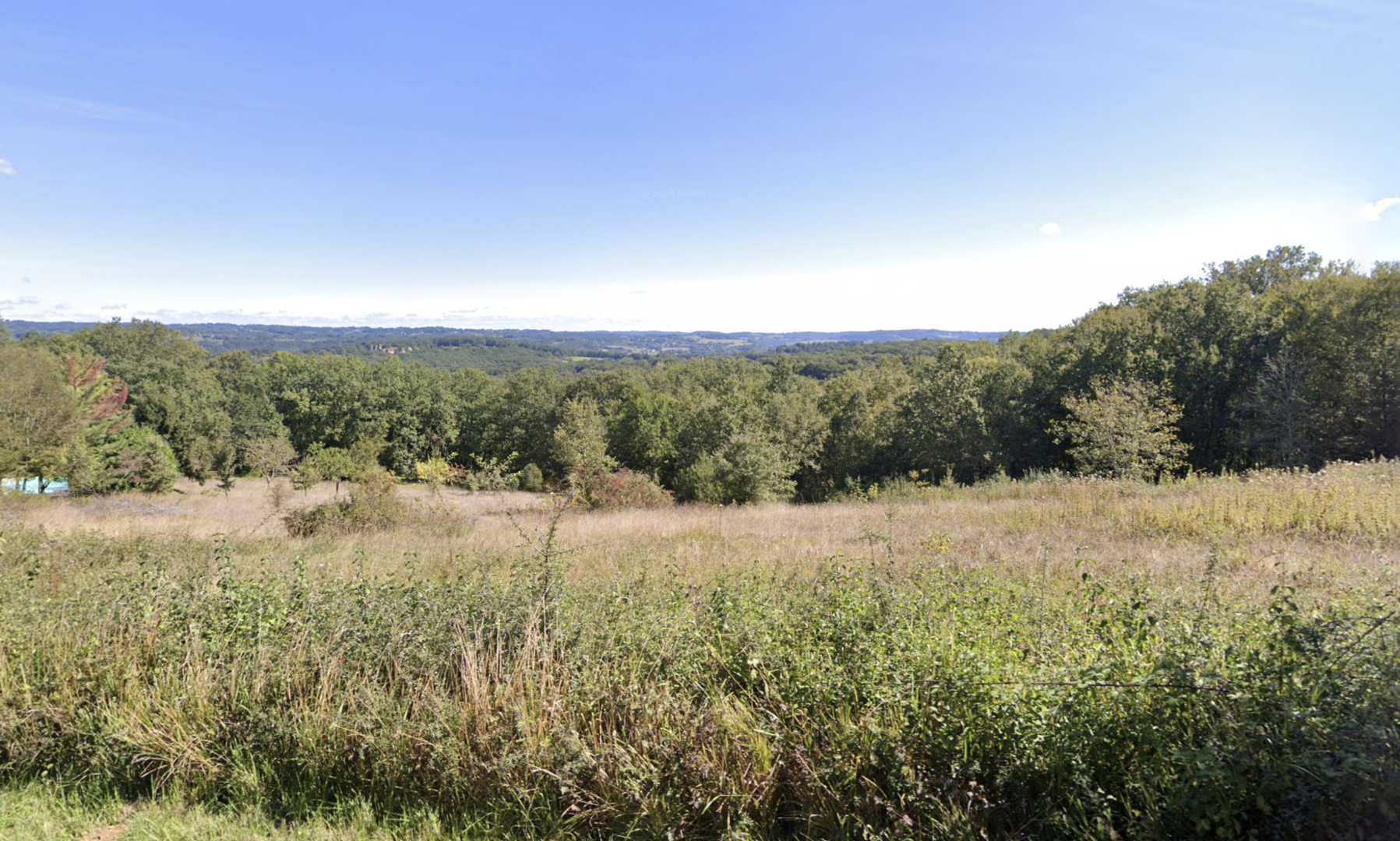 Terrain constructible 5892m2, sur les hauteurs d'un village, à proximité des commerces